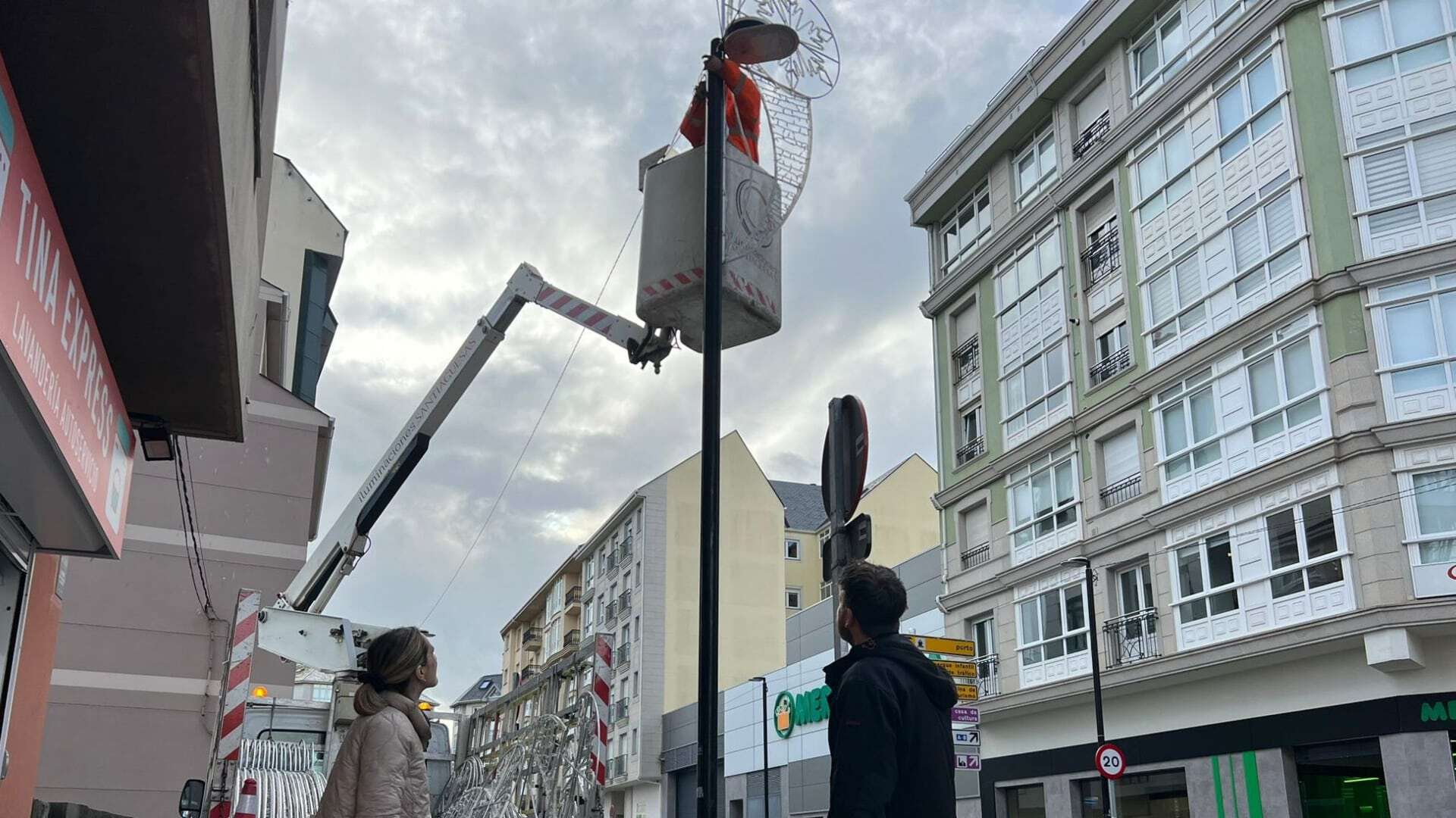 El inicio de la colocación del alumbrado navideño en Foz | CONCELLO DE FOZ