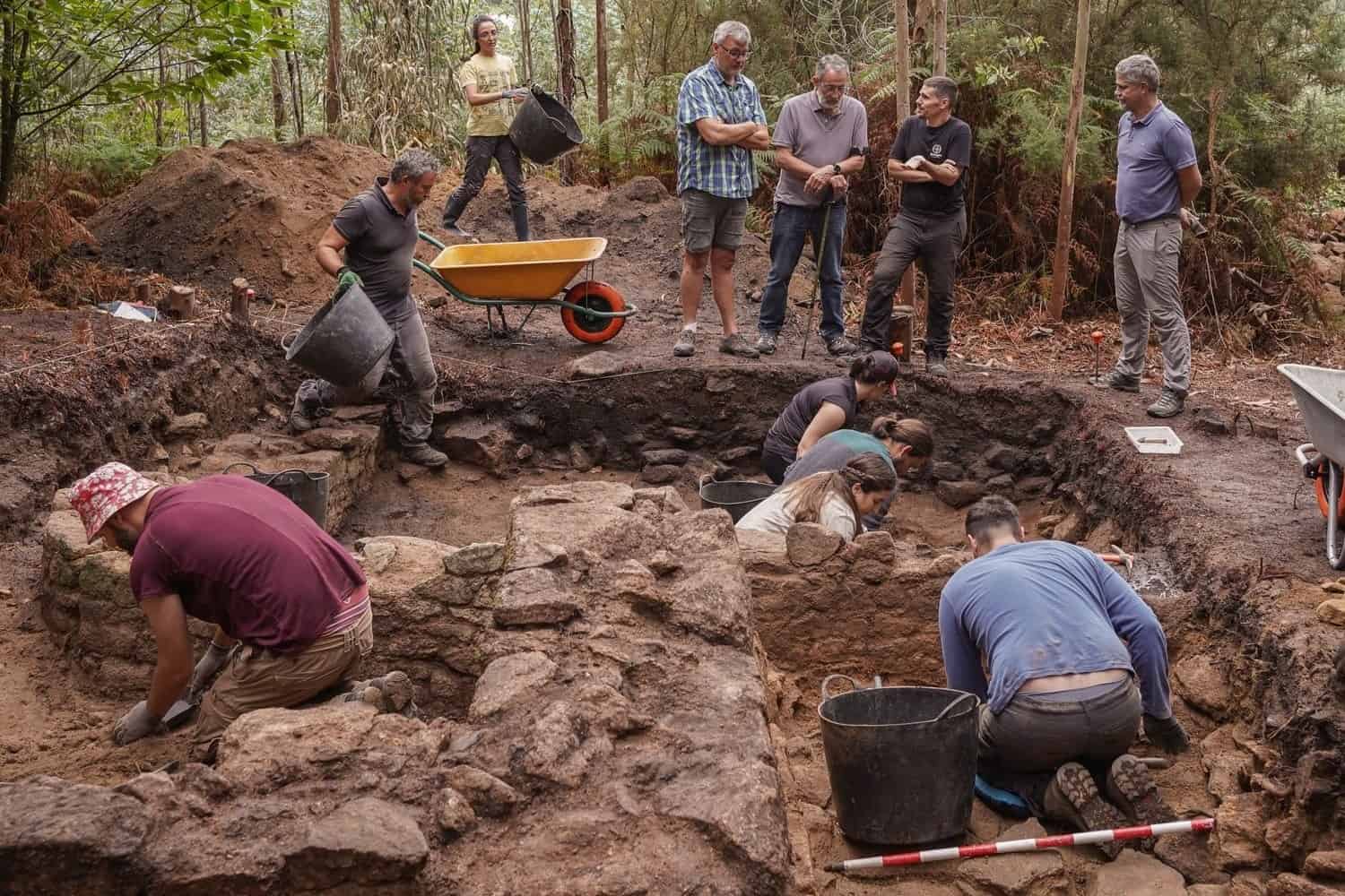 Una de las jornadas de excavación en el castro | ELOY TABOADA