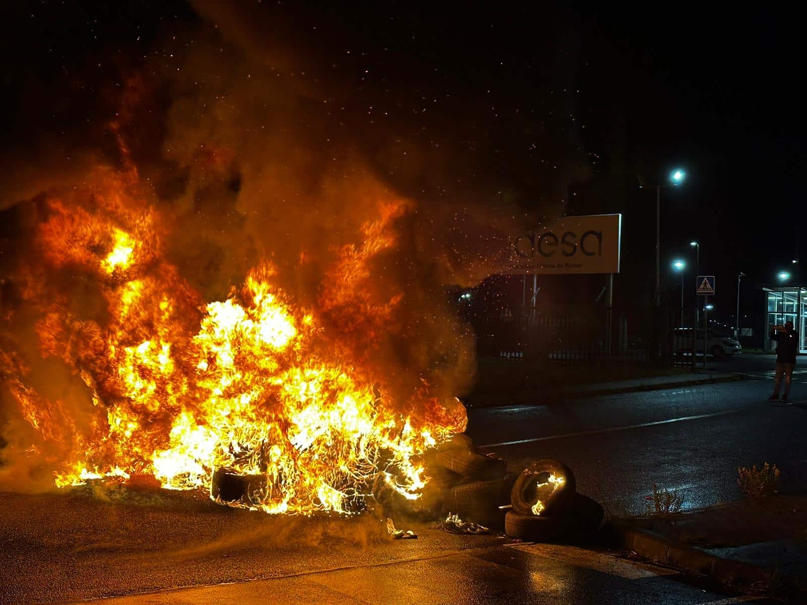 Una de las barricadas dispuesta esta madrugada en As Pontes