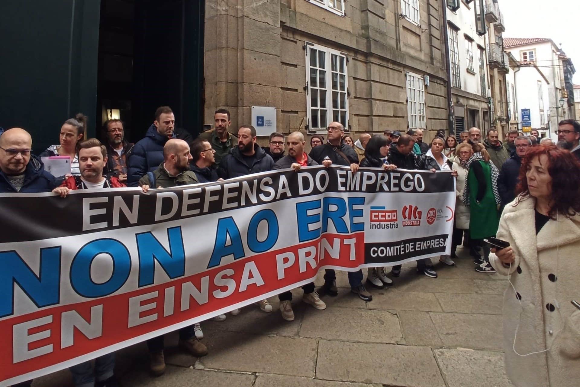 Protesta de Einsa Print ante el Consello Galego de Relacións Laborais