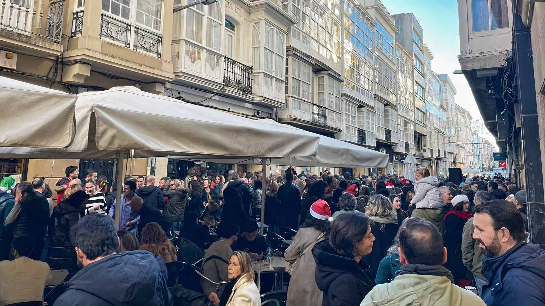 Cientos de personas, durante uno de los conciertos del día 24 | CONCELLO DE FERROL