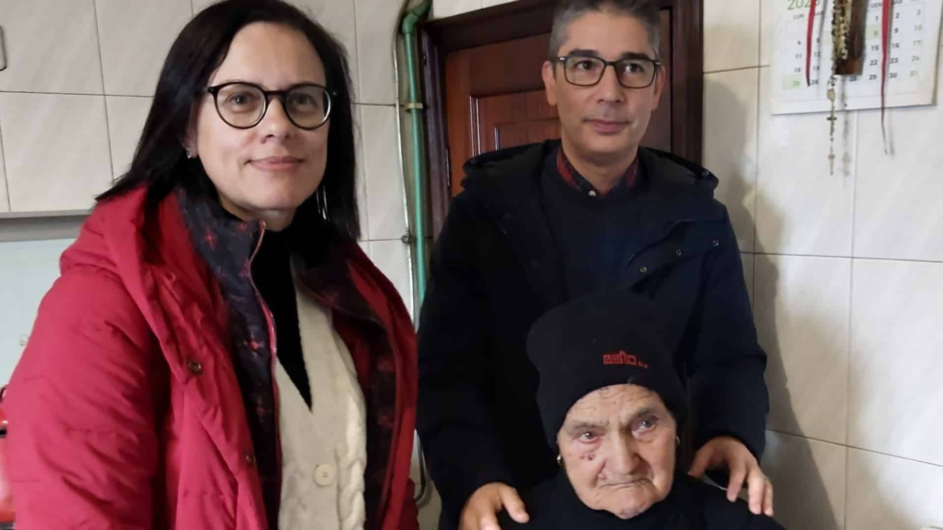 La visita del alcalde de A Baña, Antonio Pereira, y la concelleira Mónica González a la centenaria Carmen Torreira | CONCELLO DA BAÑA