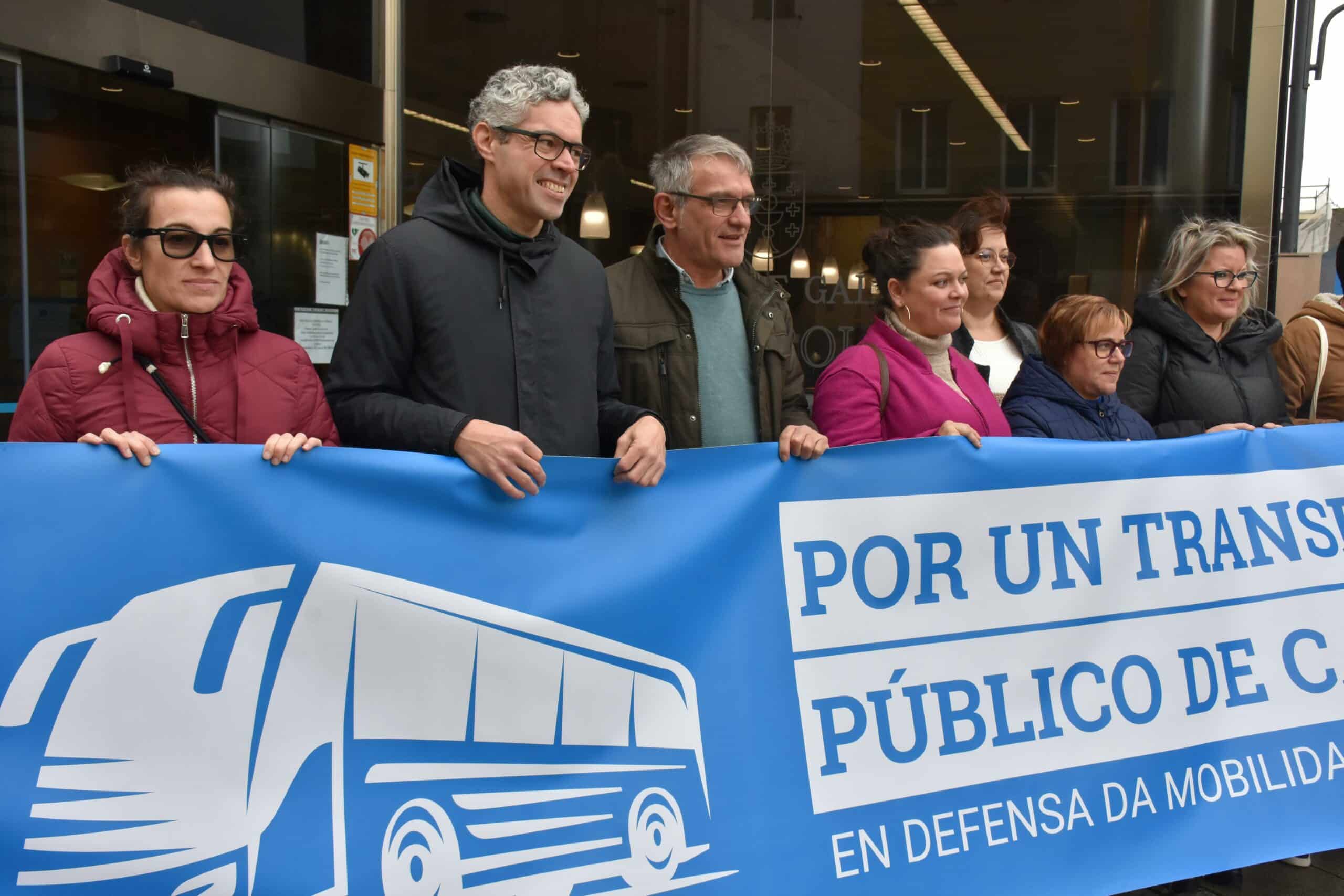 Representantes comarcales del BNG en Ferrolterra, ante la sede de la Xunta en Ferrol