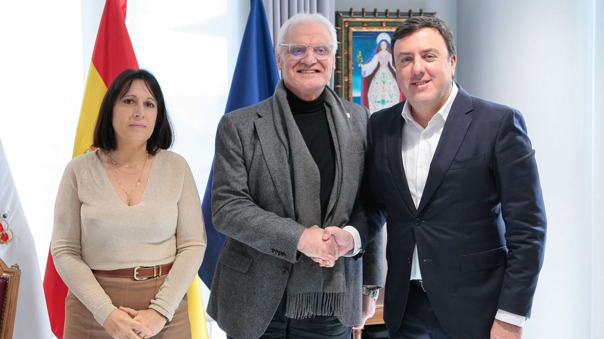 El presidente de la Deputación da Coruña, Valentín González Formoso, la diputada de Cultura, Natividad de Jesús González Rodríguez, y el presidente de la Real Academia Galega (RAG), Víctor F. Freixanes | DEPUTACIÓN DA CORUÑA