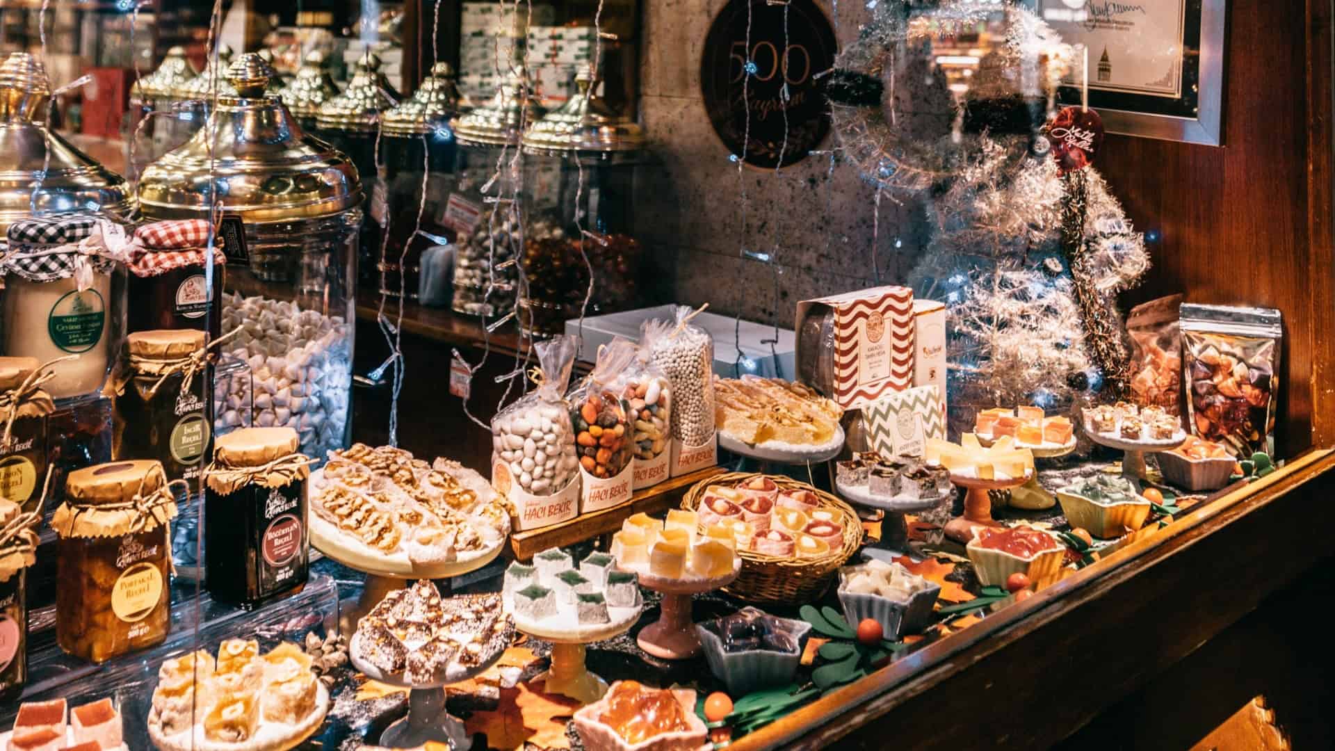 Imagen de archivo de un escaparate decorado por Navidad | PEXELS