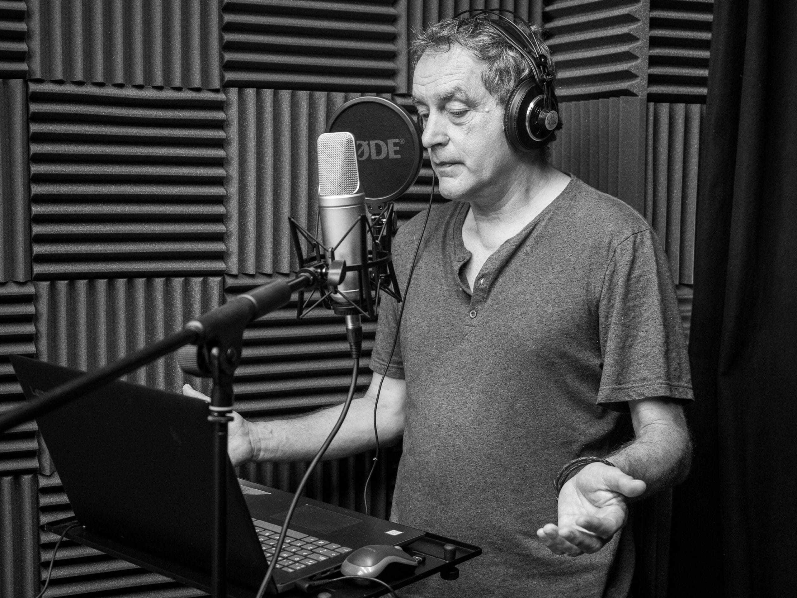 Franki Muíño, que interpreta a Sánchez Pereiro, en la grabación de Madriña