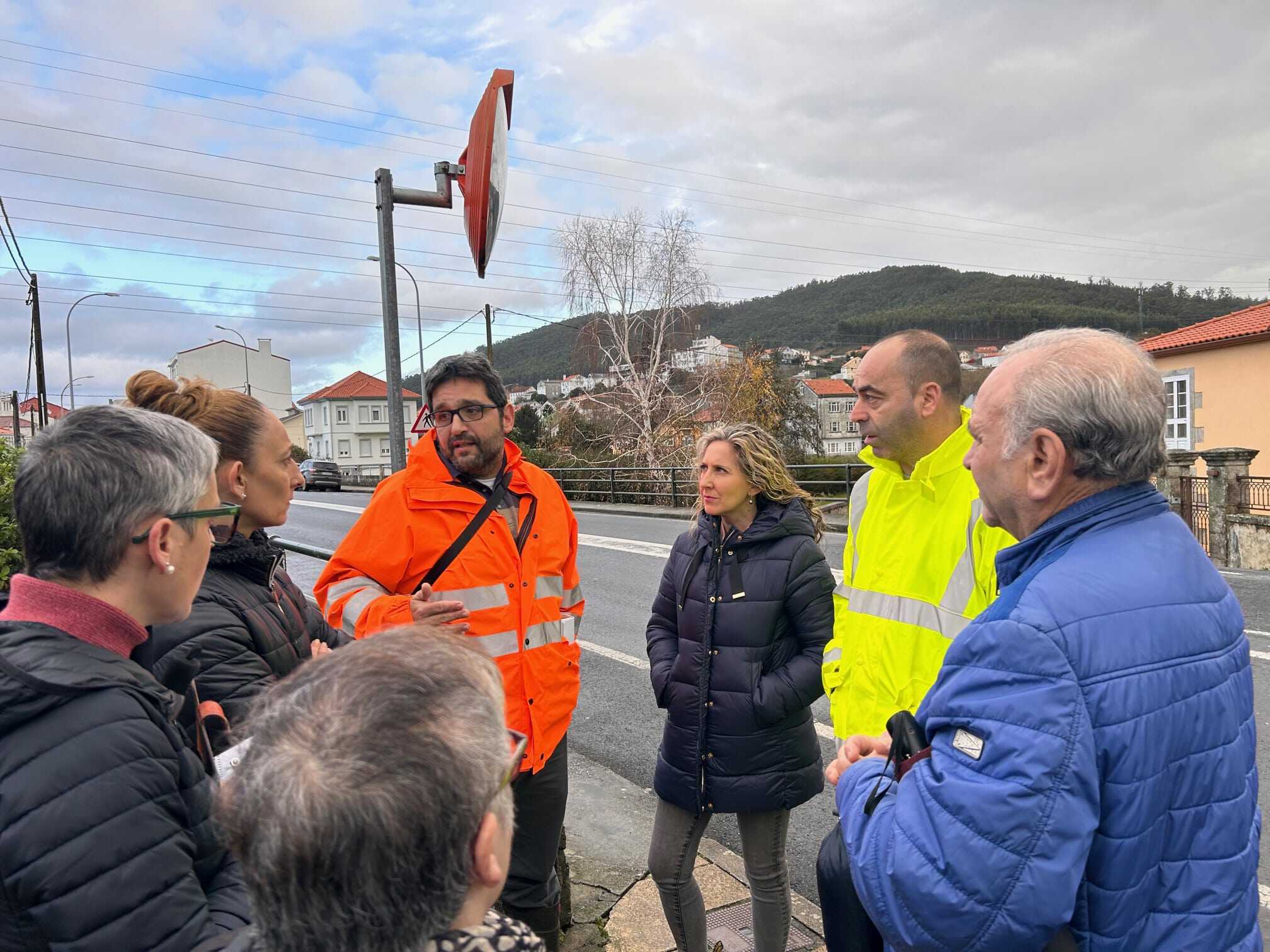 Archivo - Técnicos de Auga de Galicia durante una reunión con los vecinos