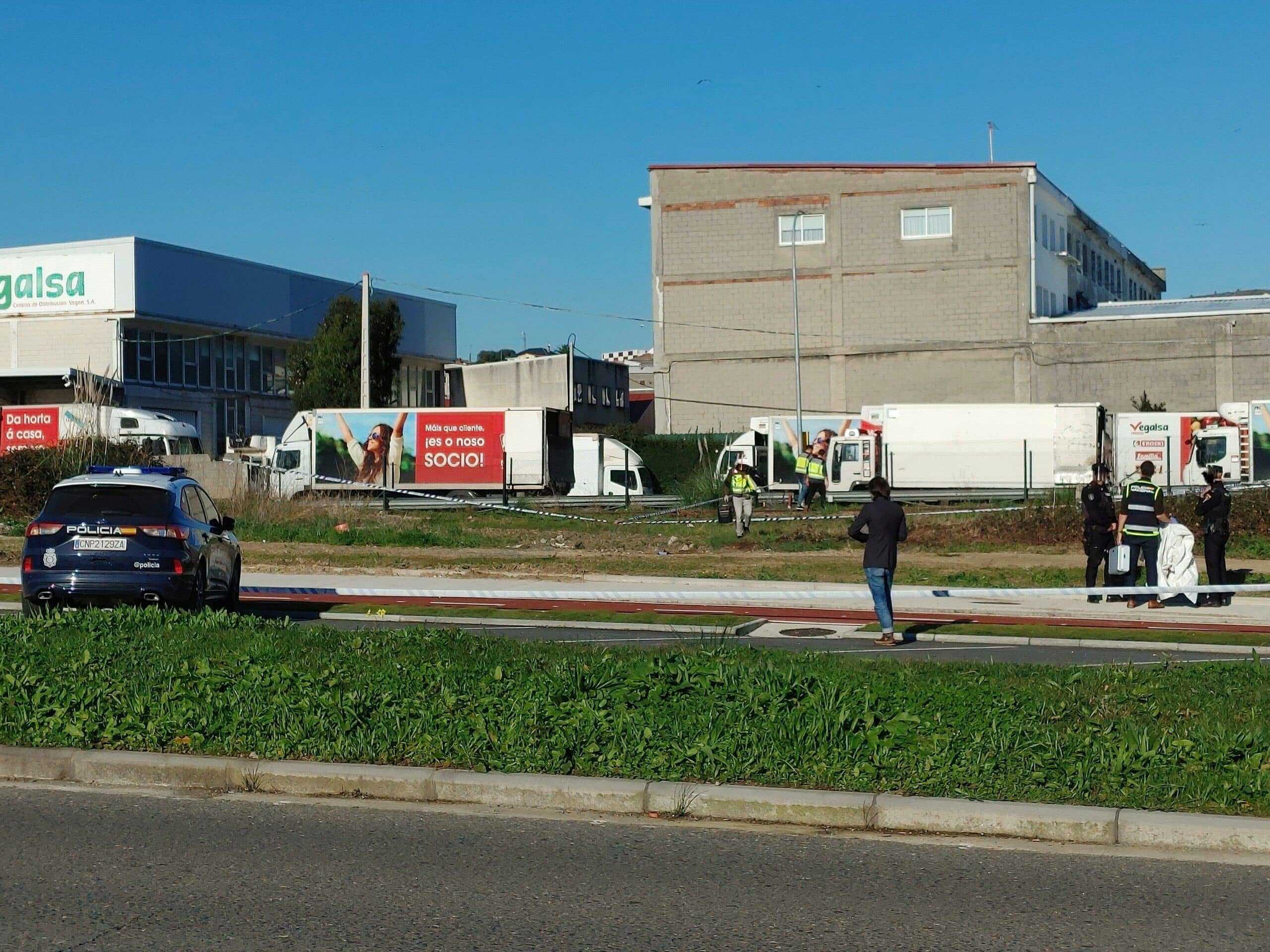 Investigadores de la policía peinan la zona del polígono de A Grela donde ocurrió el suceso