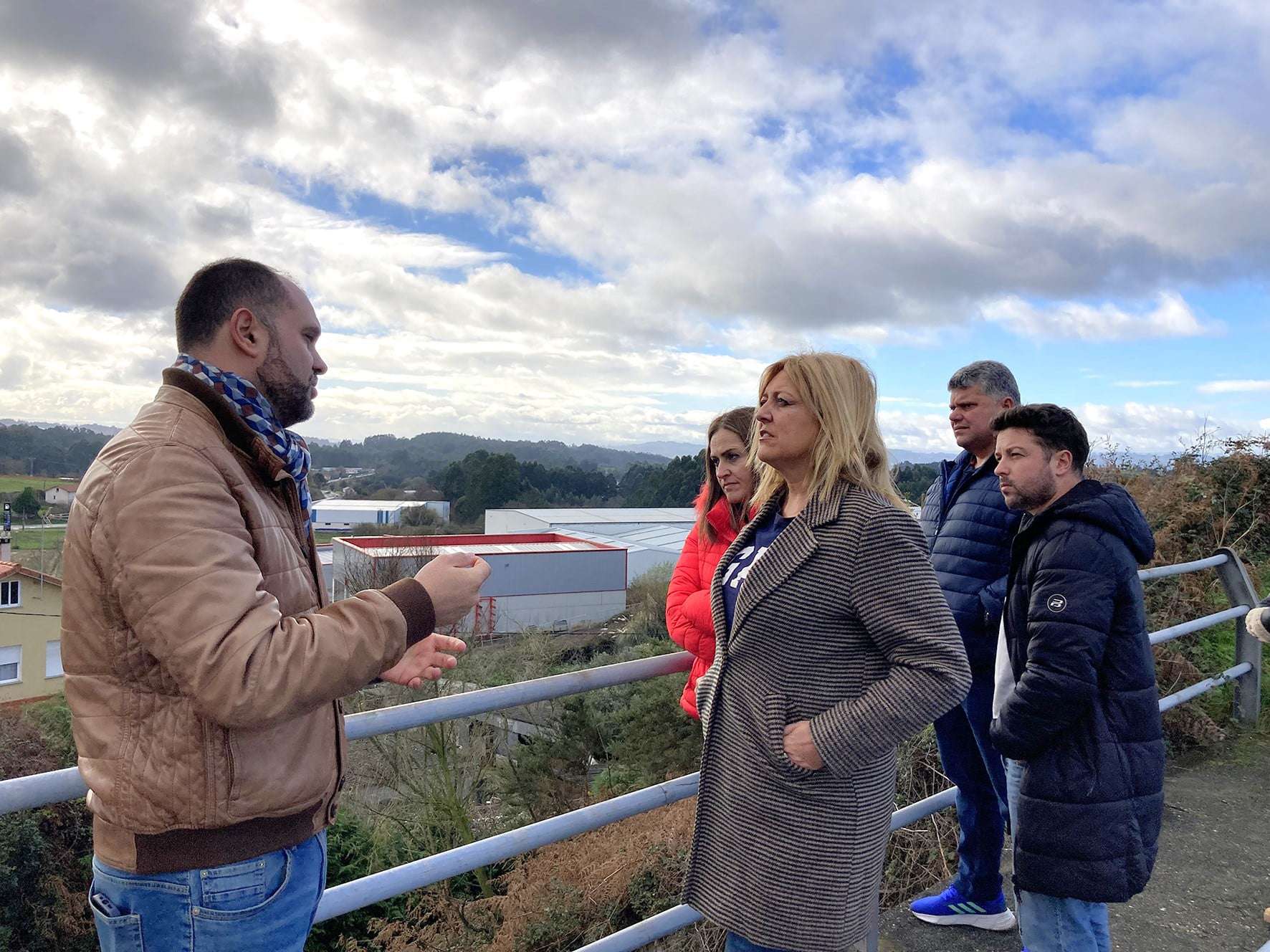 La gerente de la Sociedad estatal Suelo Empresarial del Atlántico (SEA), Beatriz Sestayo, y el
alcalde de Pontedeume, Bernardo Fernández