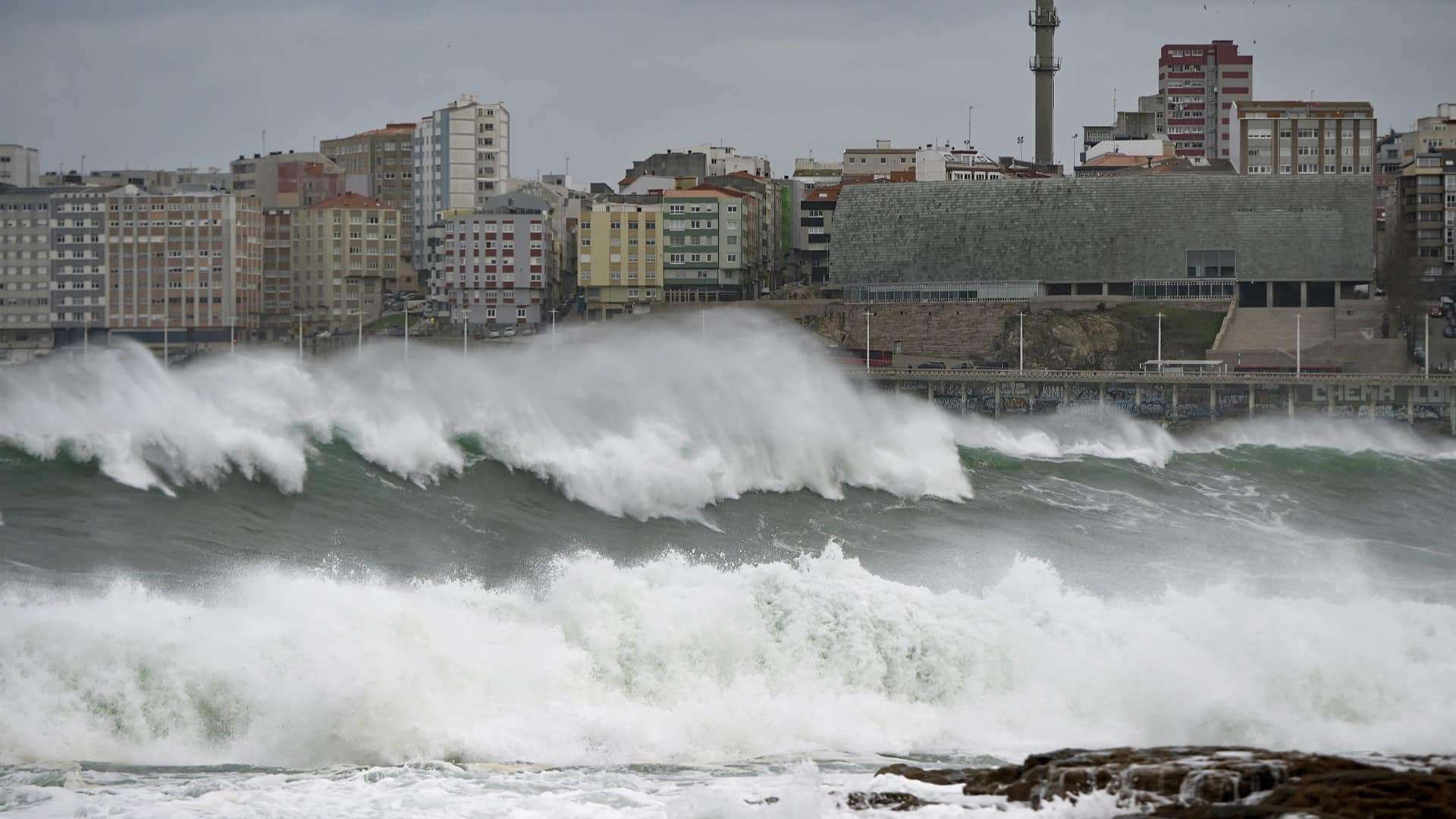 Imagen de archivo de fuerte oleaje en A Coruña | EP