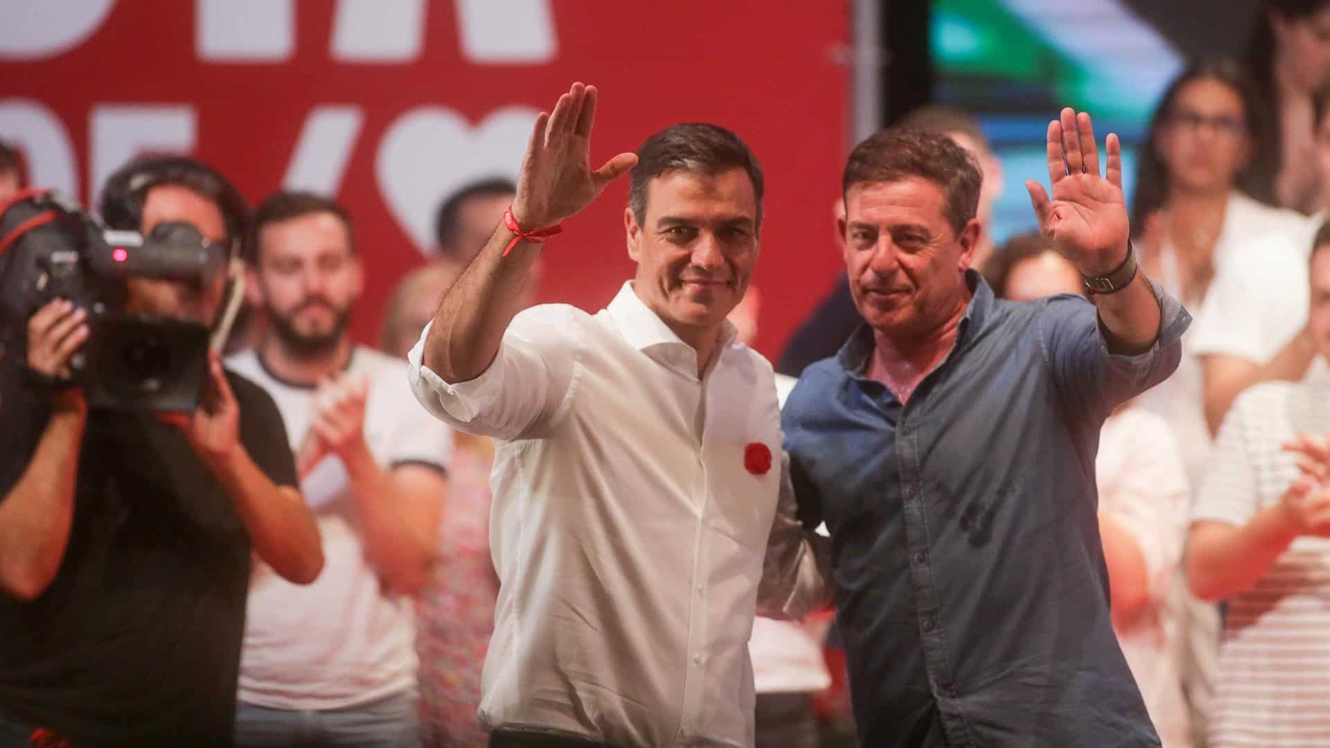 El presidente del Gobierno, Pedro Sánchez, junto al candidato socialista a la presidencia de al Xunta, José Ramón Gómez Besteiro | EP