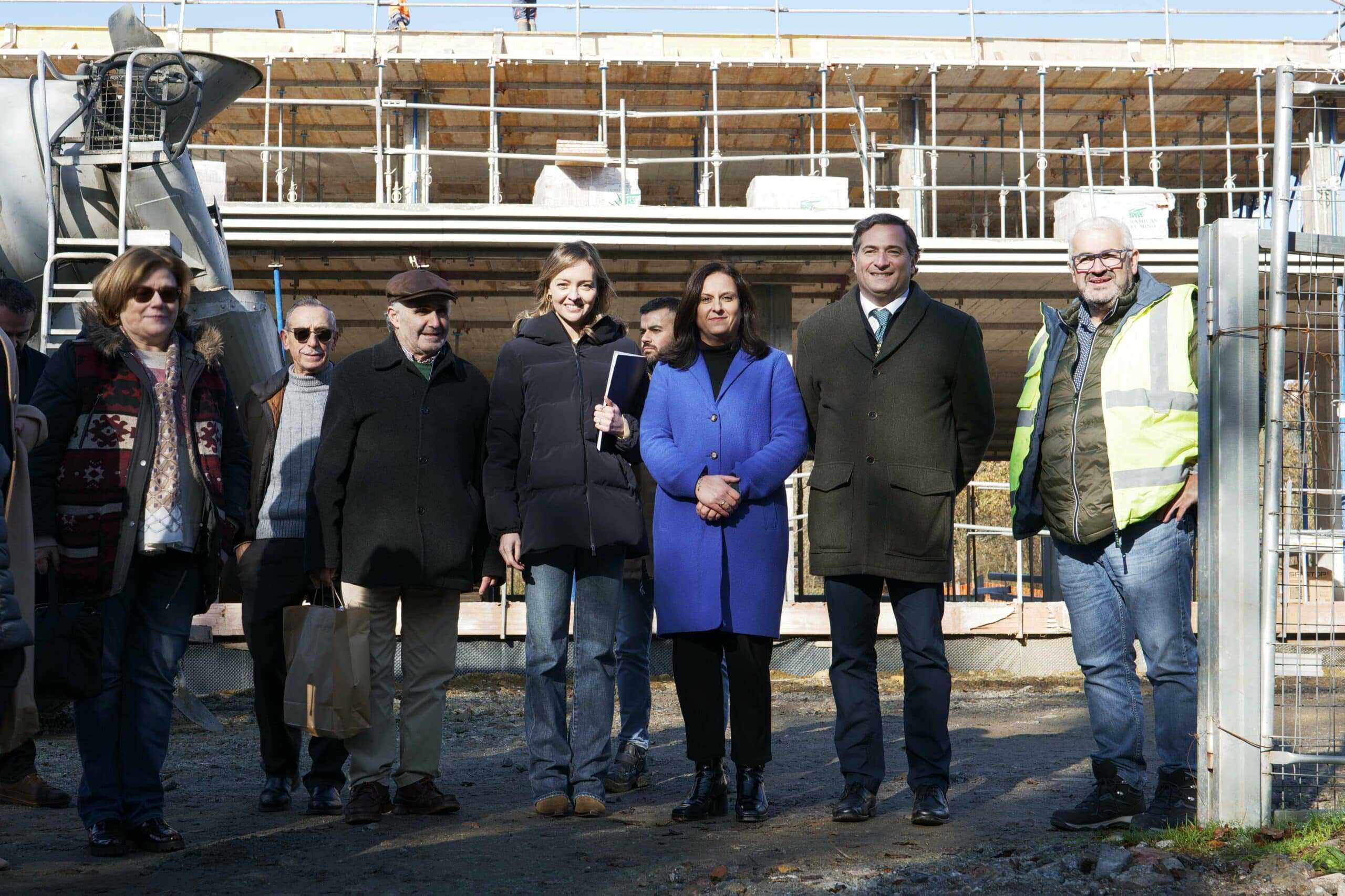 La concejala de Bienestar Social, Tania Pardo, y el concejal de Urbanismo, Antonio Alonso, acompañados del presidente de la asociación, Félix Pena, y la consejera de Política Social, Fabiola García
