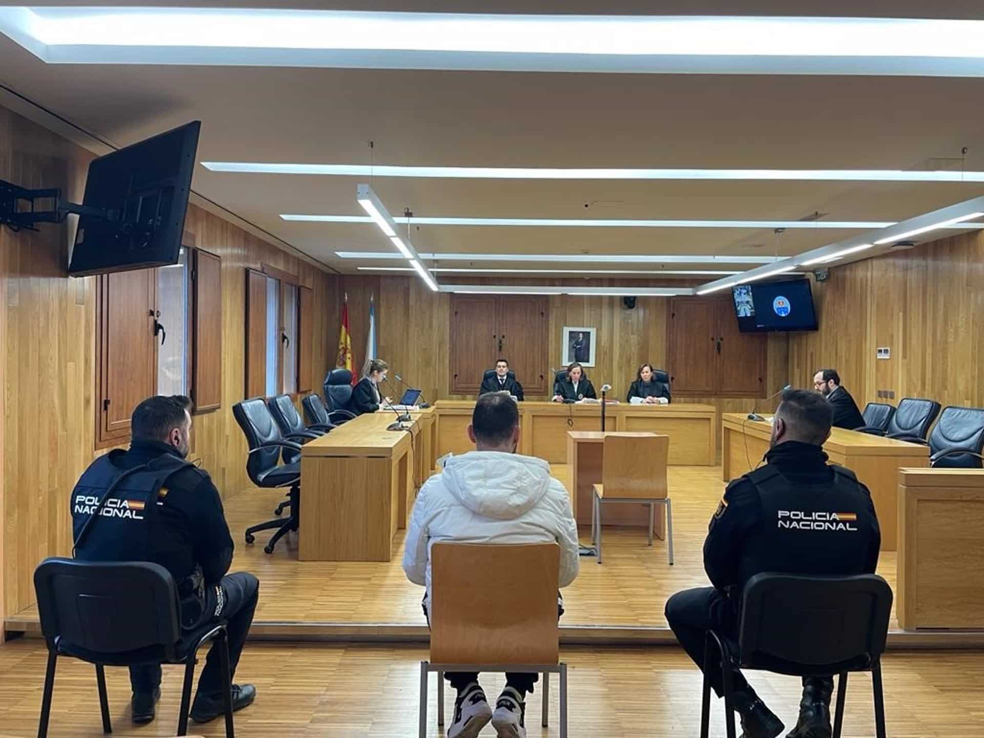 El hombre acusado de transportar dos kilos de heroína desde Madrid a Galicia, prestando declaración en la Audiencia Provincial de Lugo. En Lugo, a 19 de diciembre de 2023. - EUROPA PRESS