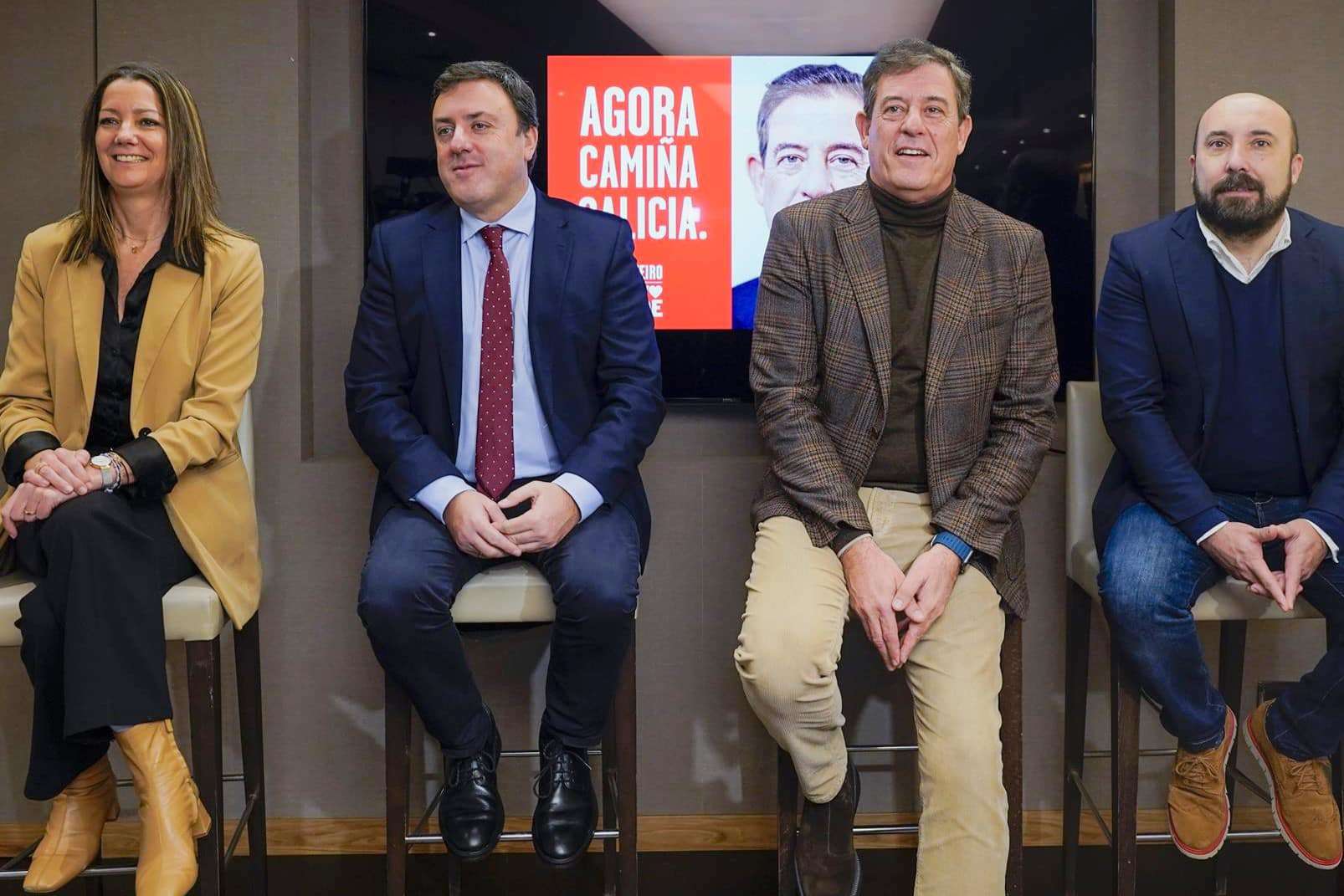 El candidato del PSdeG a la Presidencia de la Xunta, José Ramón Gómez Besteiro, junto al secretario xeral del partido, Valentín González Formoso y otros cargos del partido, Lara Méndez y José Manuel Lage - PSDEG