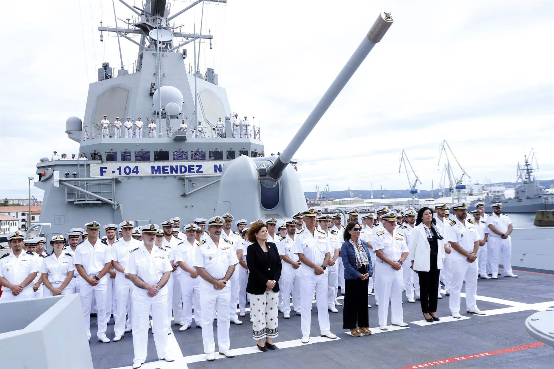 Archivo - La ministra de Defensa en funciones, Margarita Robles, visita la fragata ‘Méndez Núñez’ en el Arsenal de Ferrol