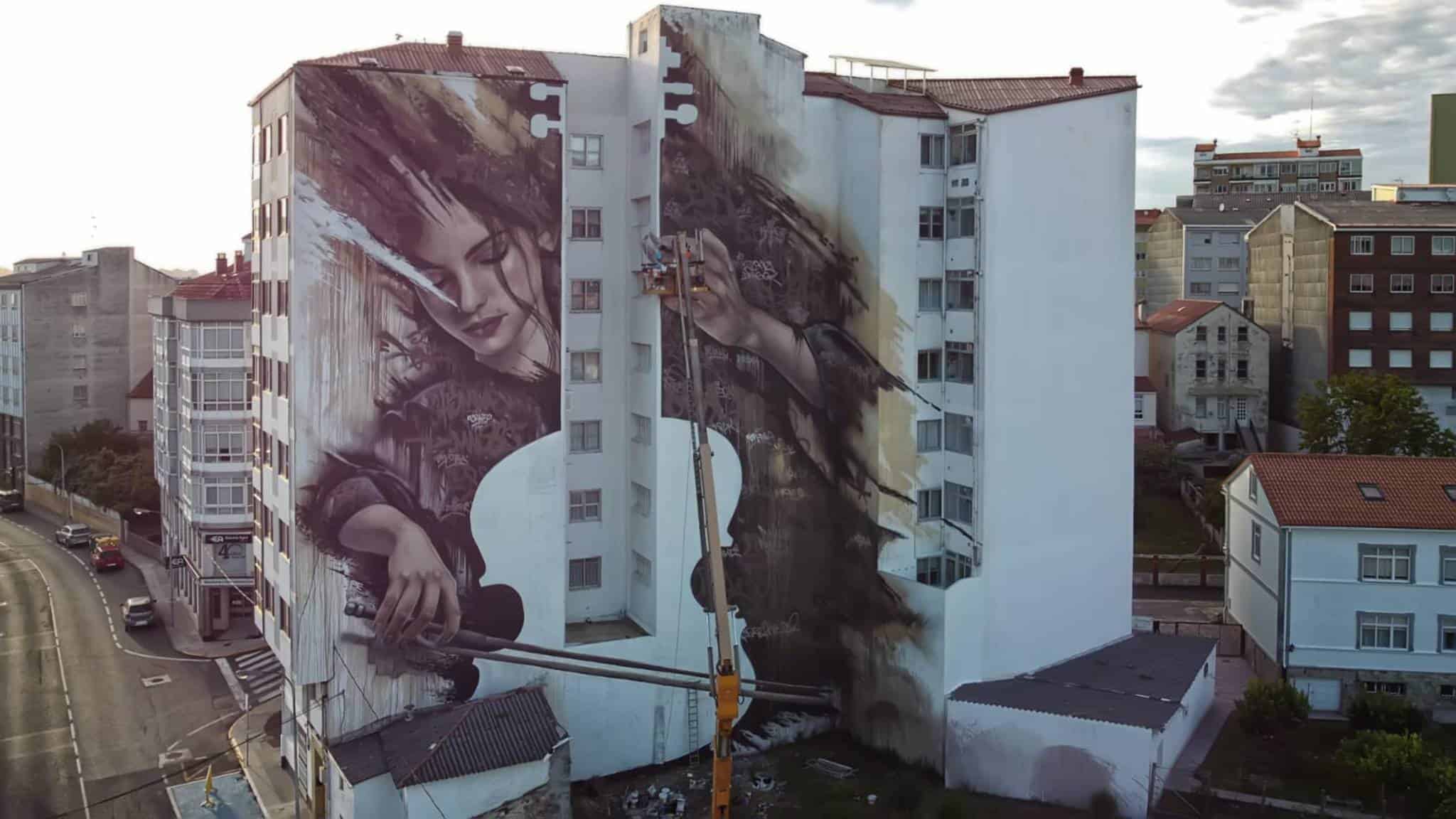 El mural de Fene es una obra del artista Sfhir realizado en la primera edición del Perla Mural Fest, que se celebró en agosto de 2023 para homenajear a la desaparecida Sala Perla