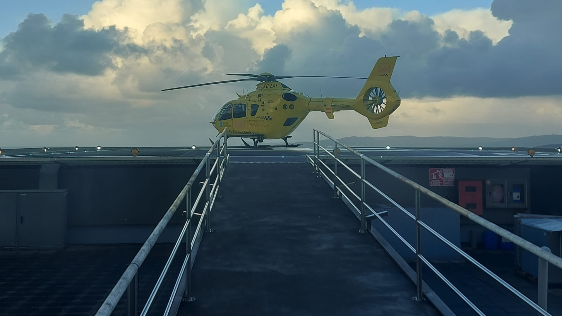 El helicóptero medicalizado en su intervención en Malpica | @HELICOSANTIAGO