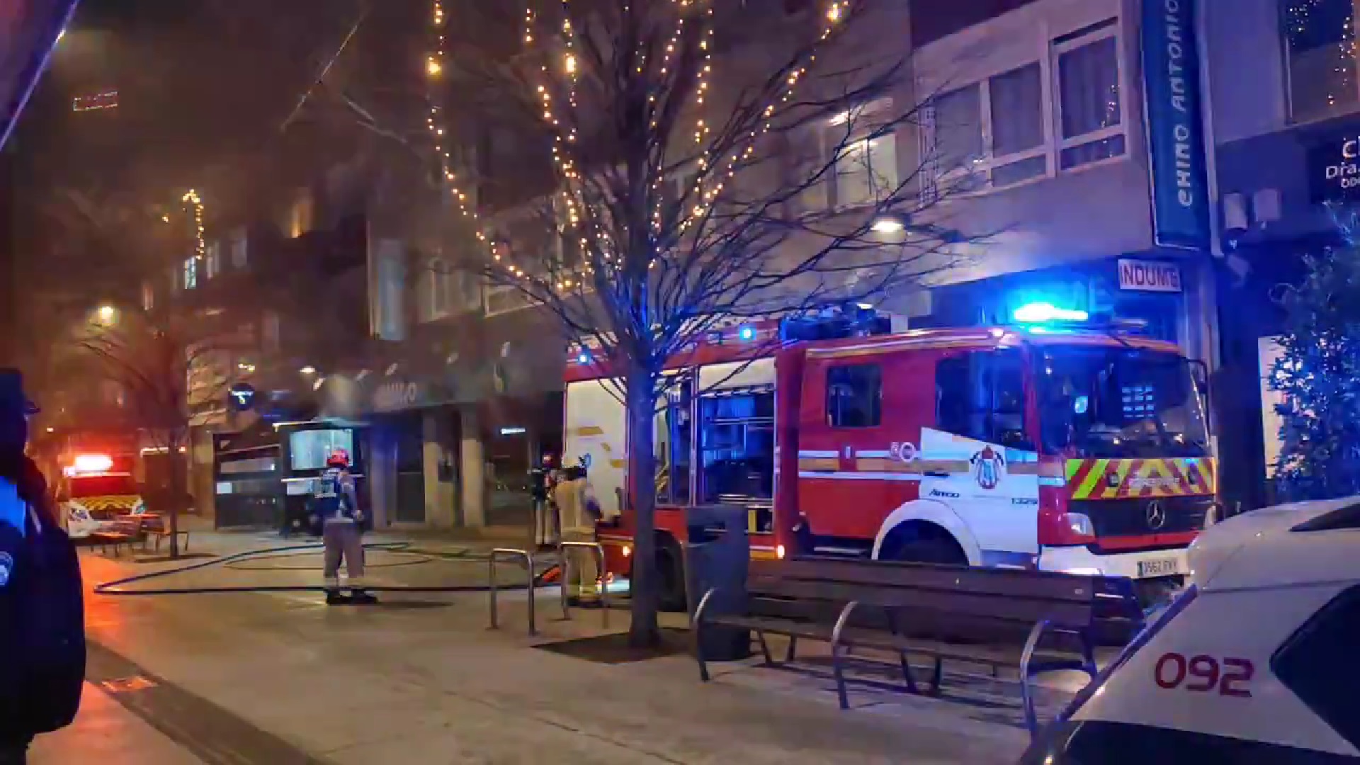 La intervención de los bomberos en el Chino Antonio de la calle Barcelona, en A Coruña | @ELOYTP