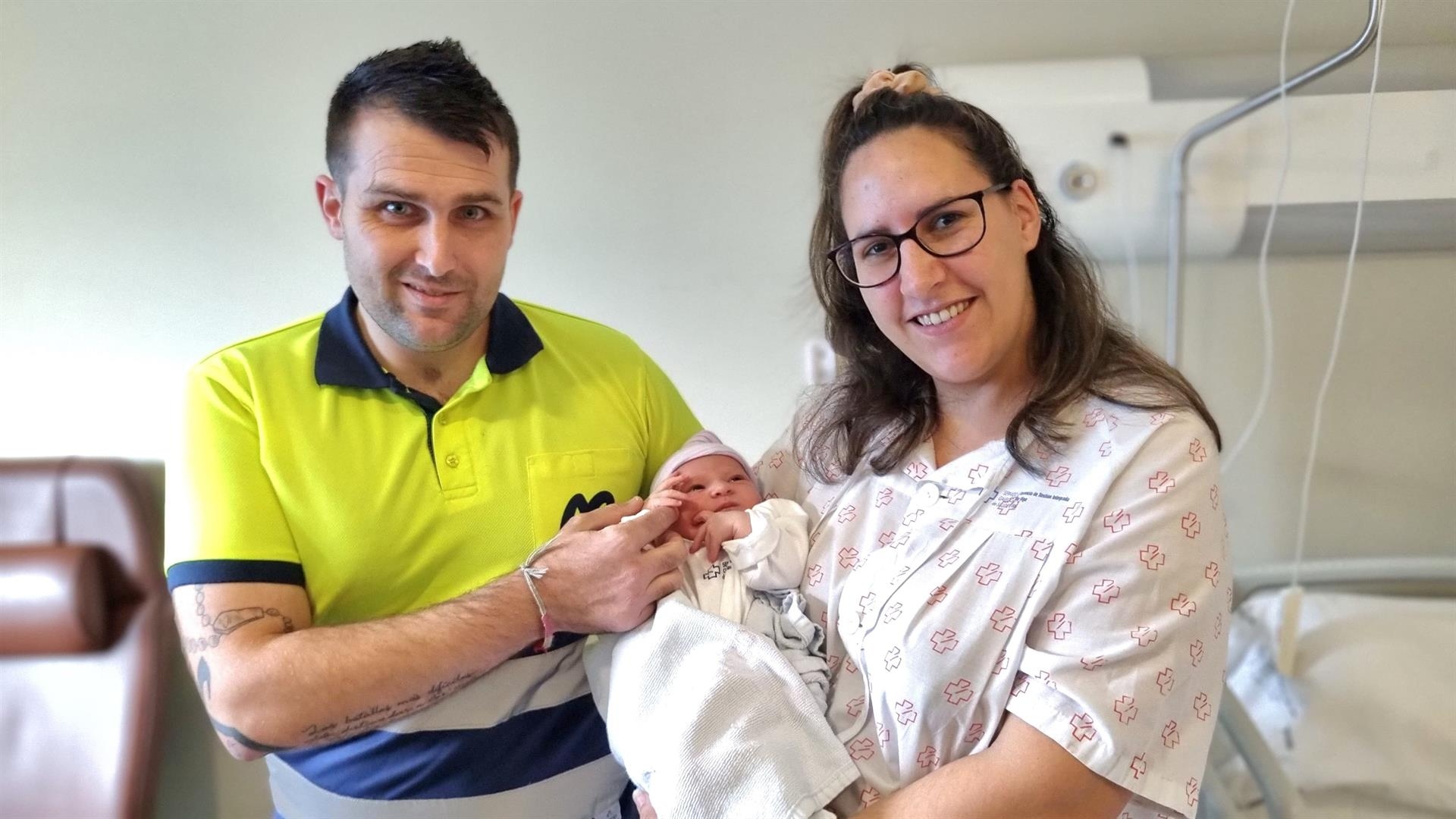 El pequeño Kyliam, el primer gallego nacido en 2024, junto a sus padres en el Hospital Álvaro Cunqueiro | CONSELLERÍA DE SANIDADE