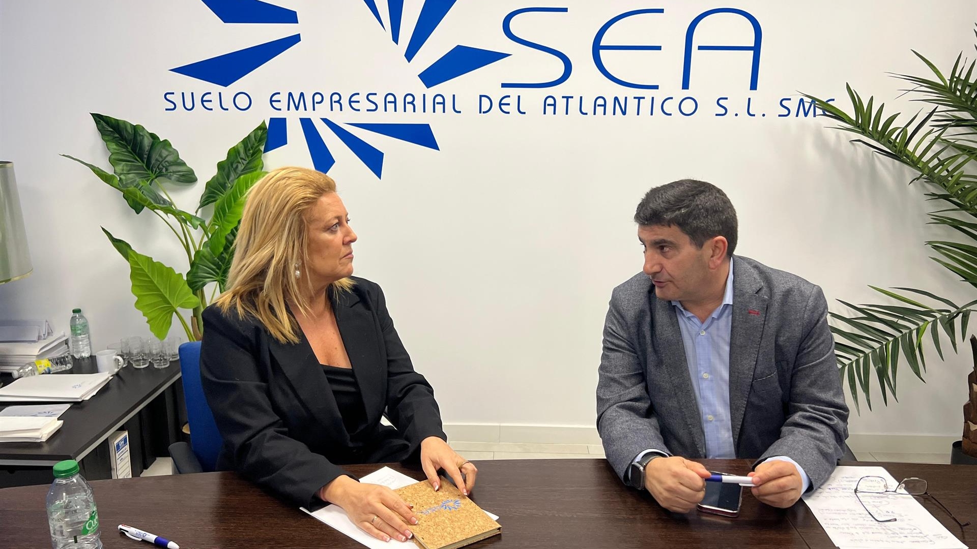 La gerente de Suelo Empresarial del Atlántico (SEA), Beatriz Sestayo, y el delegado del Gobierno en Galicia, Pedro Blanco | SEA