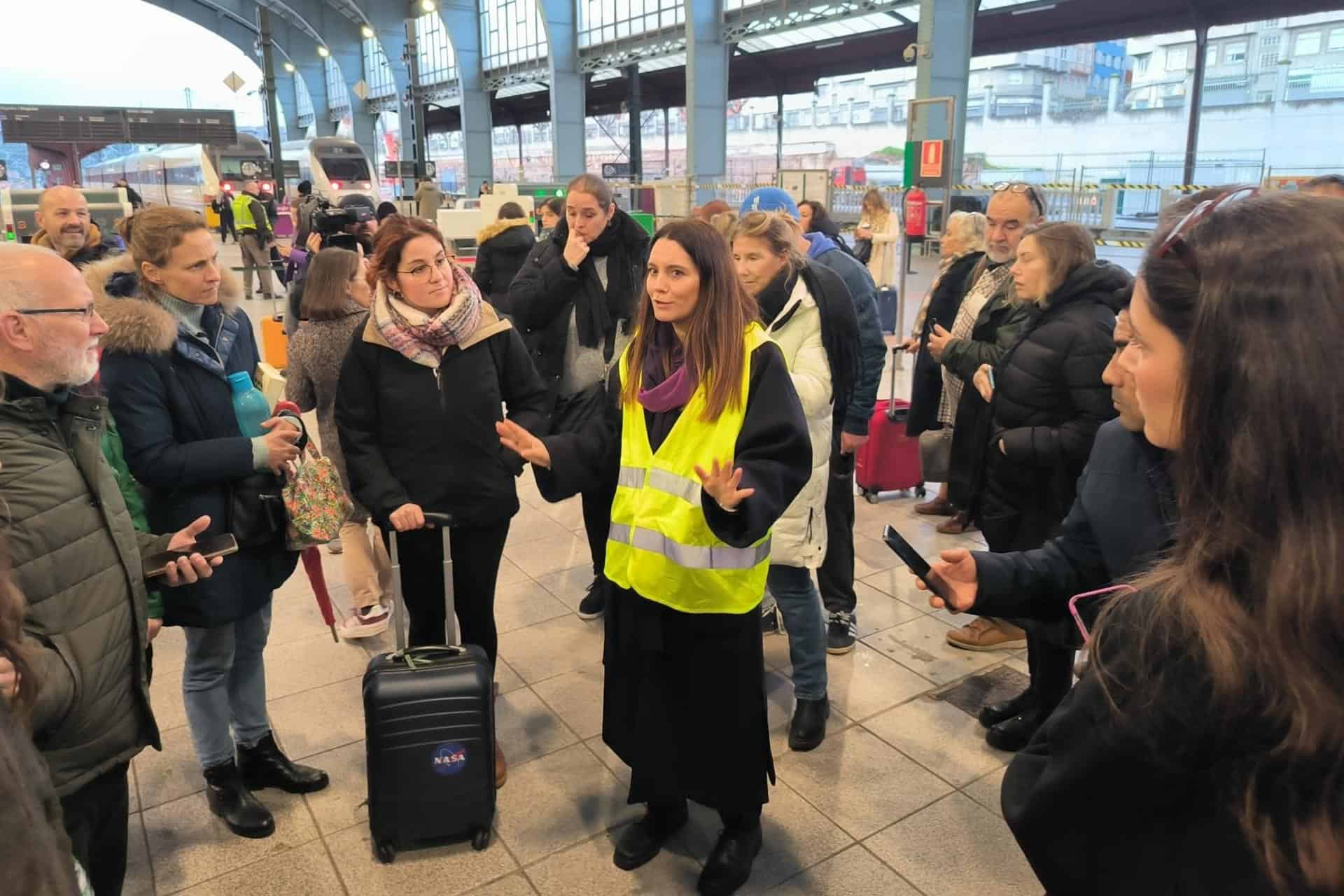 Viajeros en la estación de tren de A Coruña, reciben información tras confirmar que un fallo eléctrico impide la llegada y salida de trenes, a 11 de enero de 2024. - EUROPA PRESS