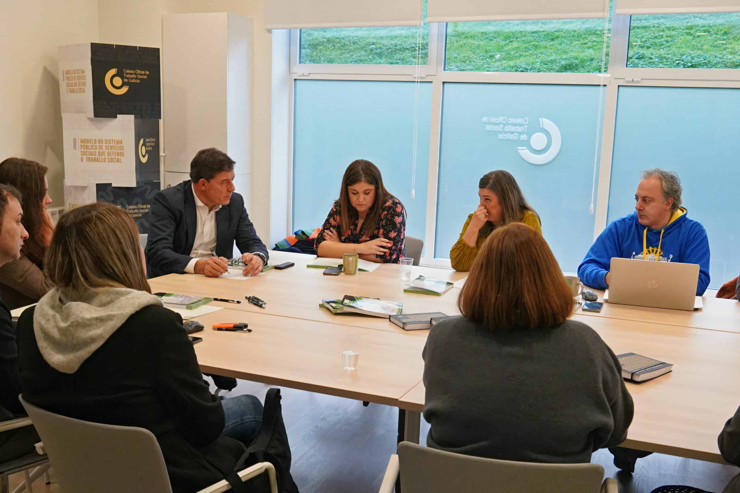 Besteiro durante el encuentro con el Colegio Oficial de Trabajadoras Sociales de Galicia