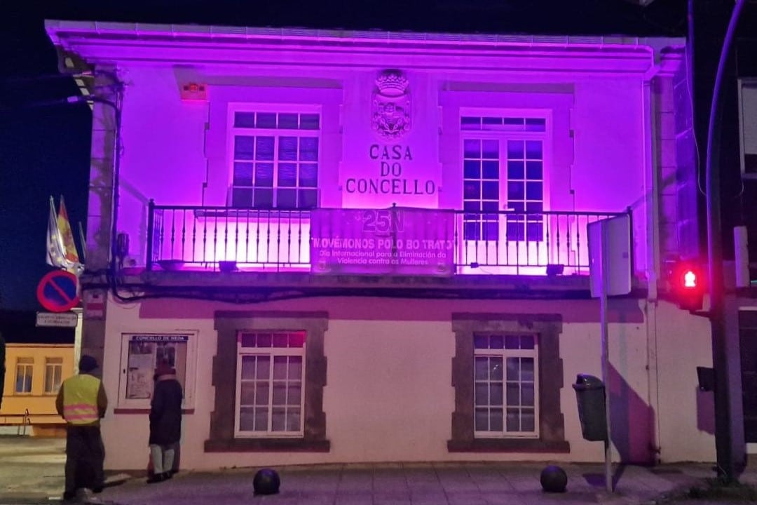 La Casa Consistorial de Neda alumbrada con el color del movimiento feminista | CONCELLO DE NEDA