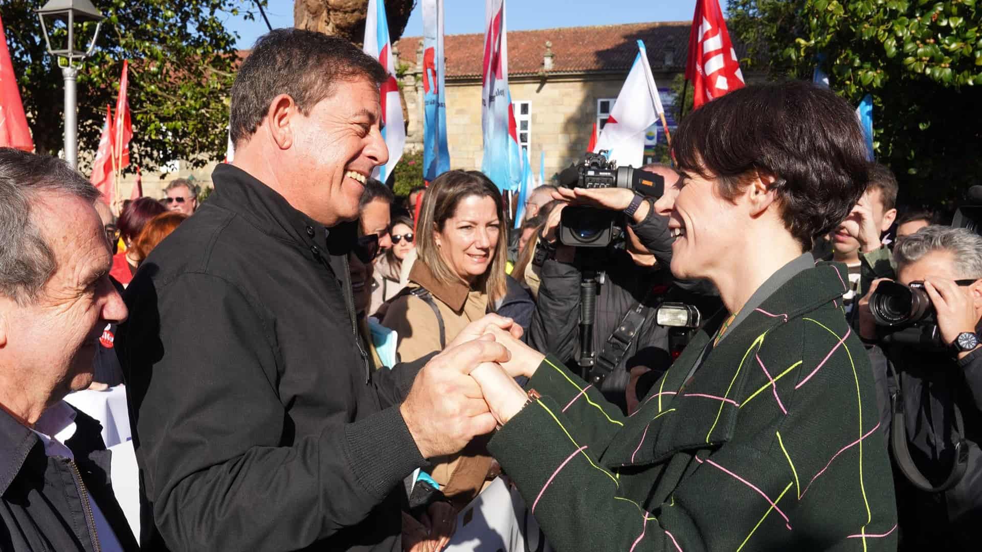 Los candidatos de BNG y PSdeG, Ana Pontón y José Ramón Gómez Besteiro, en la manifestación de la Plataforma SOS Sanidade Pública | EP
