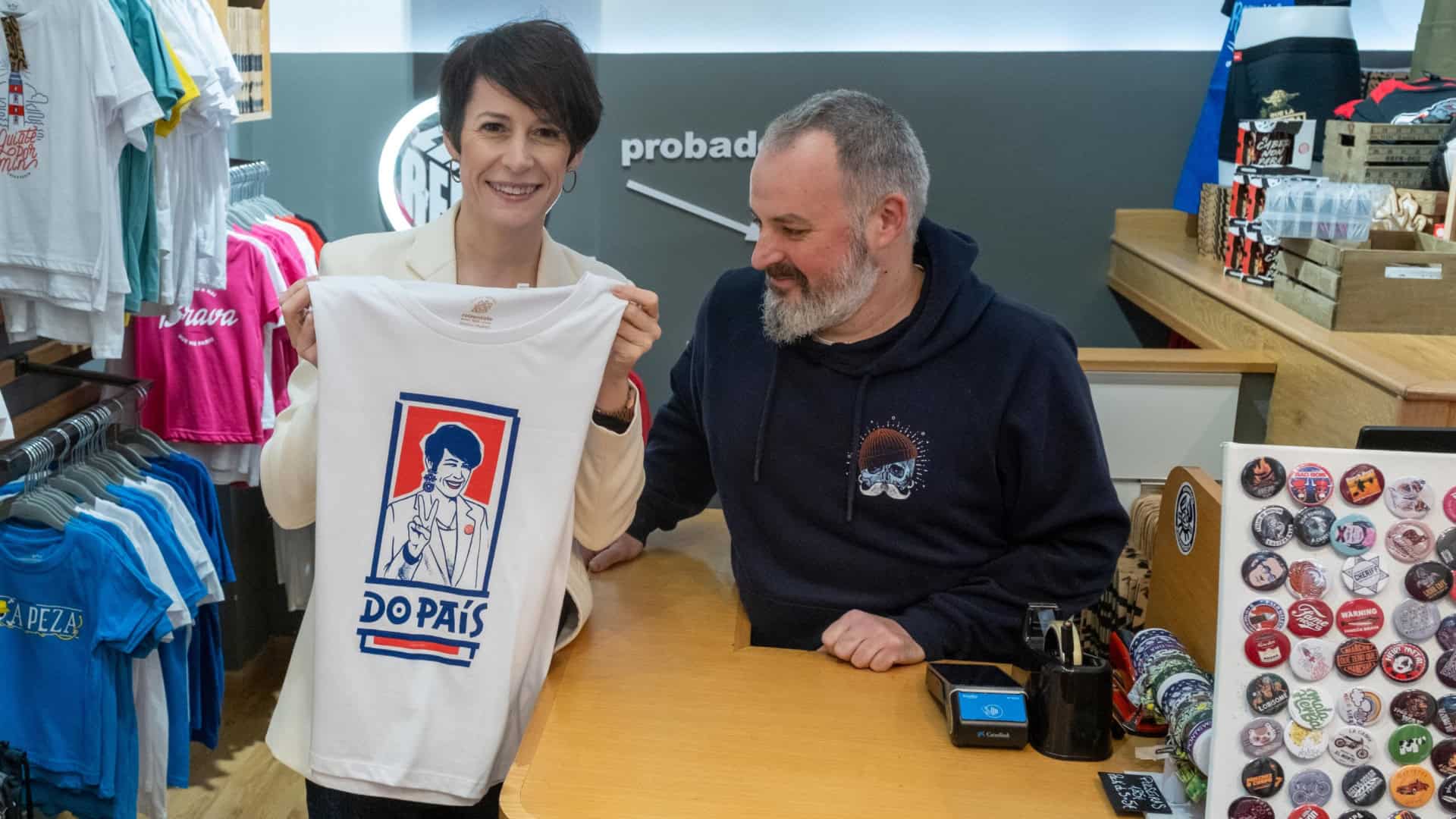 La portavoz nacional y candidata del BNG, Ana Pontón, con su camiseta de Rei Zentolo | BNG