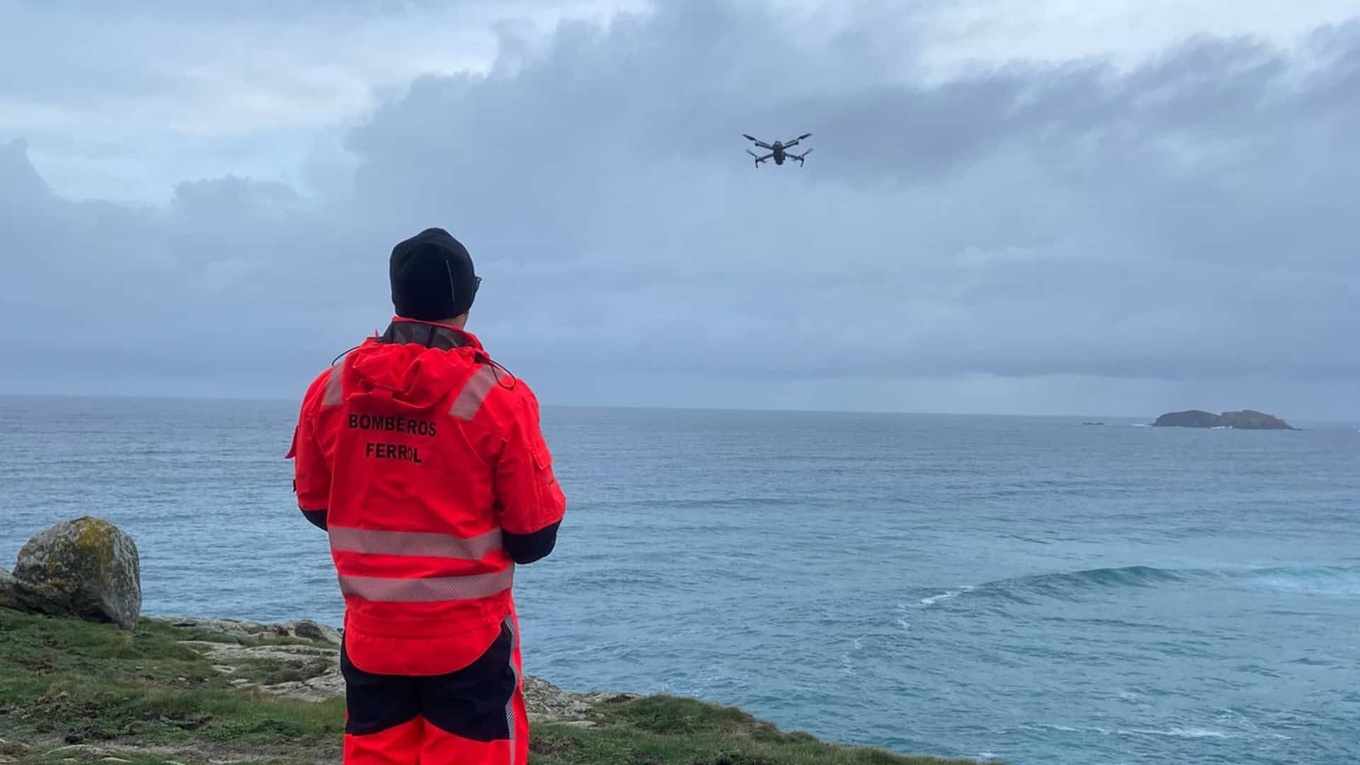 Bombeiros de Ferrol peinando con un dron la costa en busca del pescador desaparecido en O Portiño | CONCELLO DE FERROL