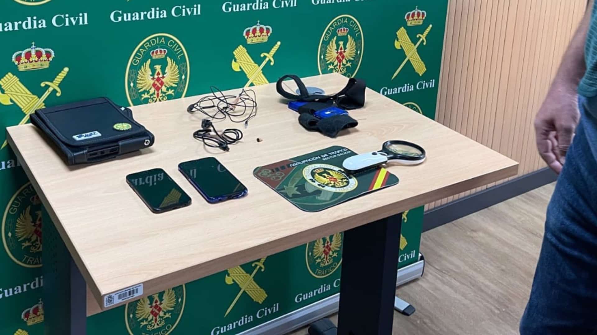 La Guardia Civil pilla a cuatro personas copiando con pinganillos en el  examen de conducir