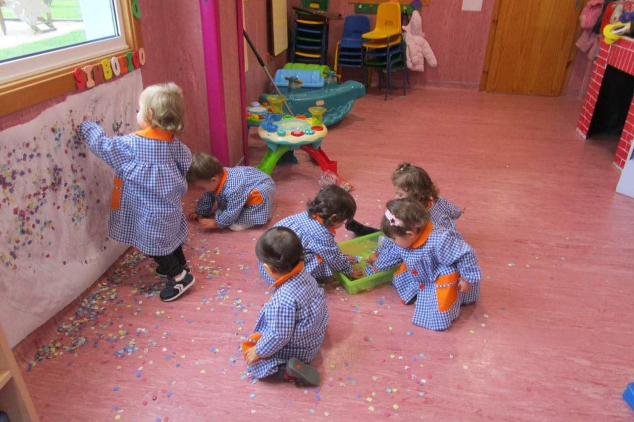 Imagen de archivo de preescolares realizando actividades en una escuela infantil.