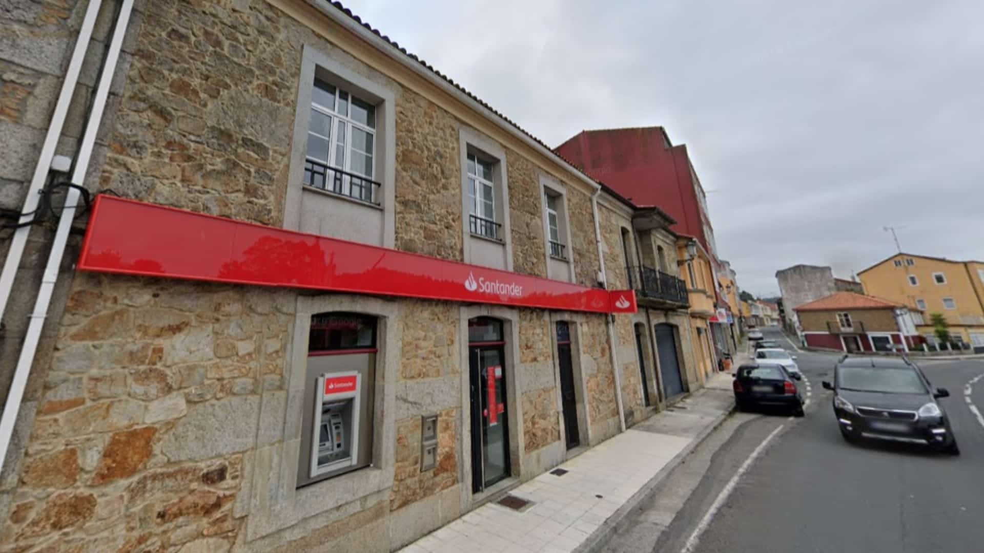 La oficina del Banco Santander en Ponte do Porto, en Camariñas | GE