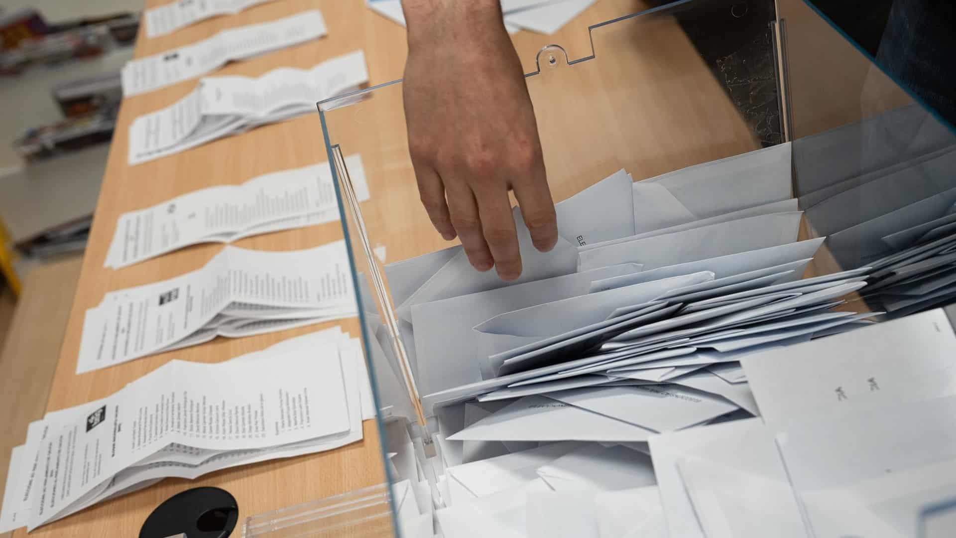 Una persona depositando su voto en elecciones anteriores | ARCHIVO