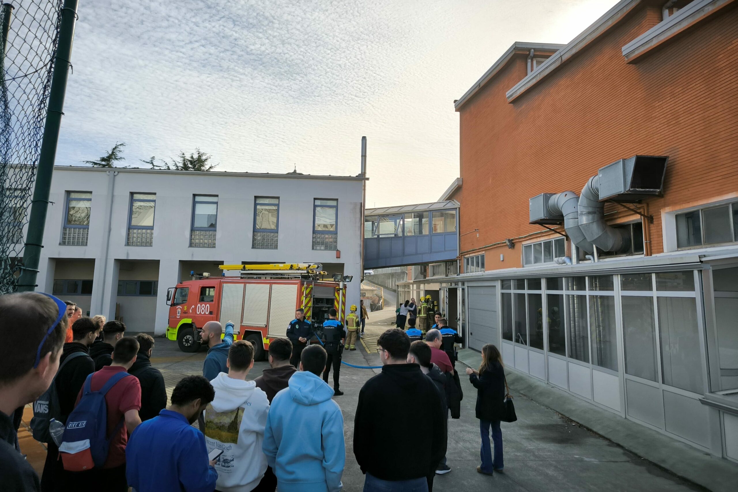 Alumnos evacuados durante el incendio del CIFP Ferrolterra
