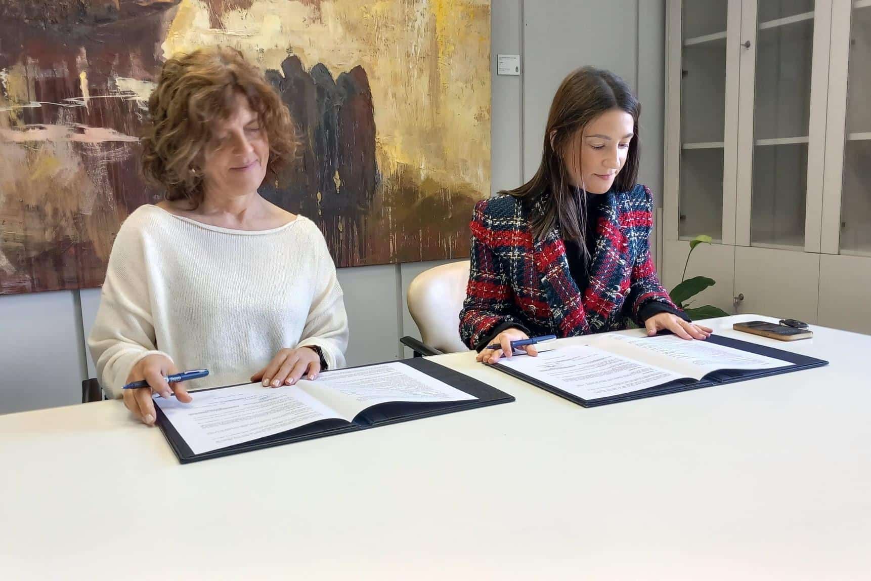 La diputada de Industria, Emprego, Política Demográfica e Medio Ambiente, Rosa Ana García, y la presidenta de AJE Coruña, Eva Rosende Castro | DEPUTACIÓN DA CORUÑA
