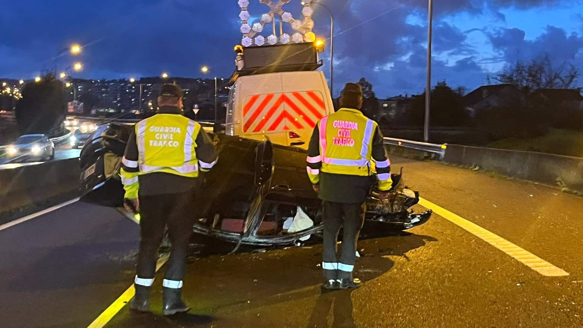 El vehículo volcado sobre la AP-9 | GUARDIA CIVIL