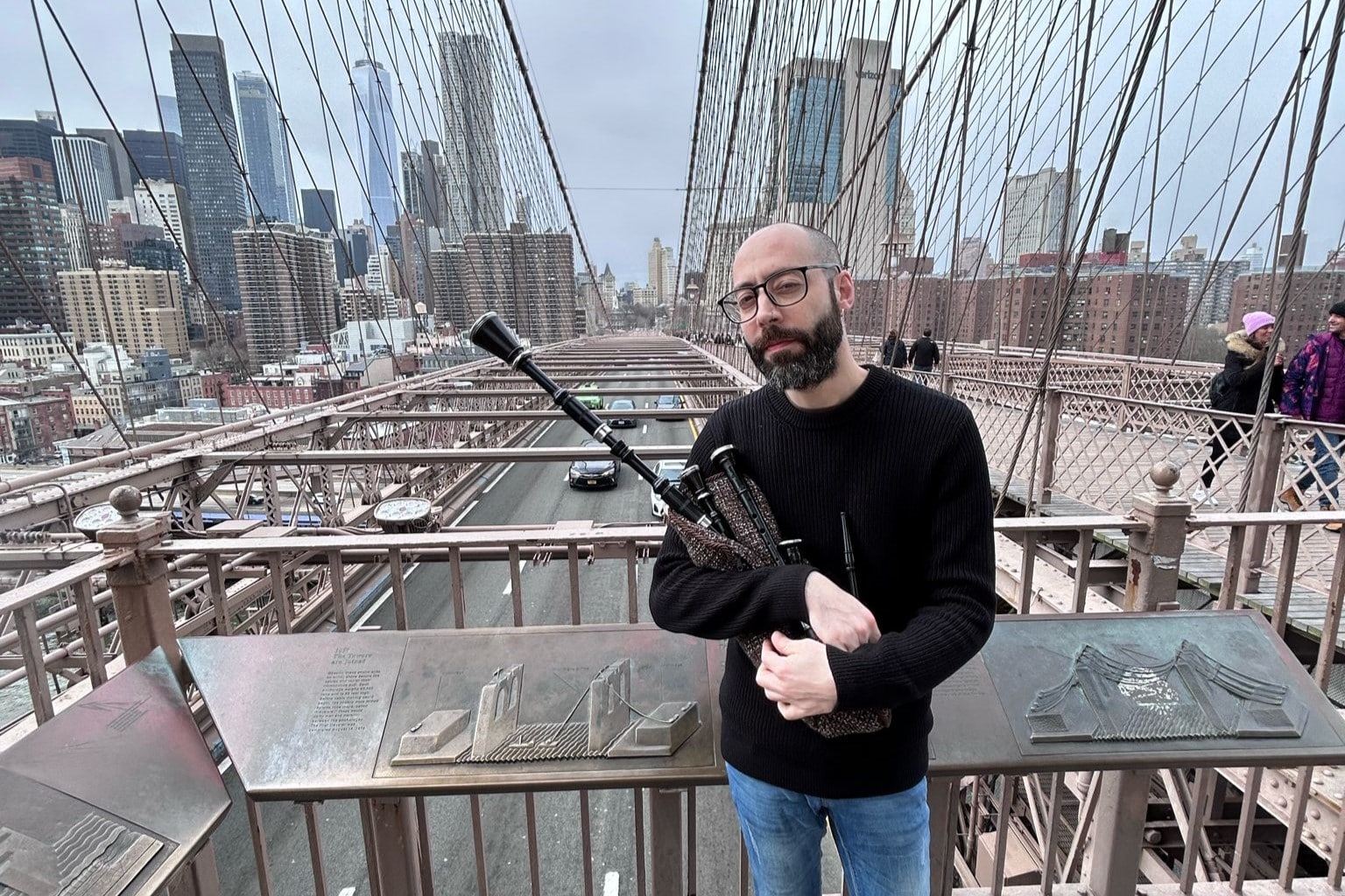 El gaiteiro carballinés, Isidro Vidal, desde el Puente de Brooklyn | CEDIDA