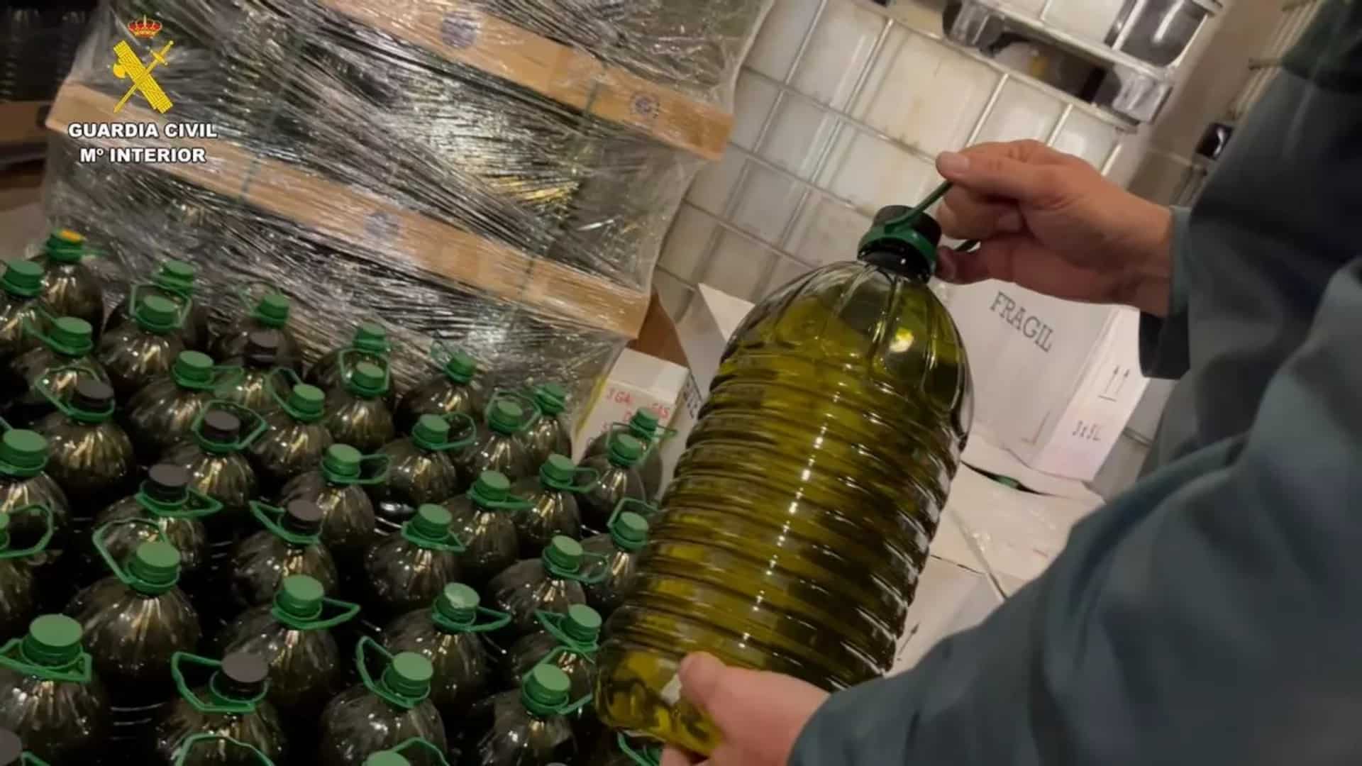 Imagen de archivo de una incautación de aceite de oliva robado | GUARDIA CIVIL
