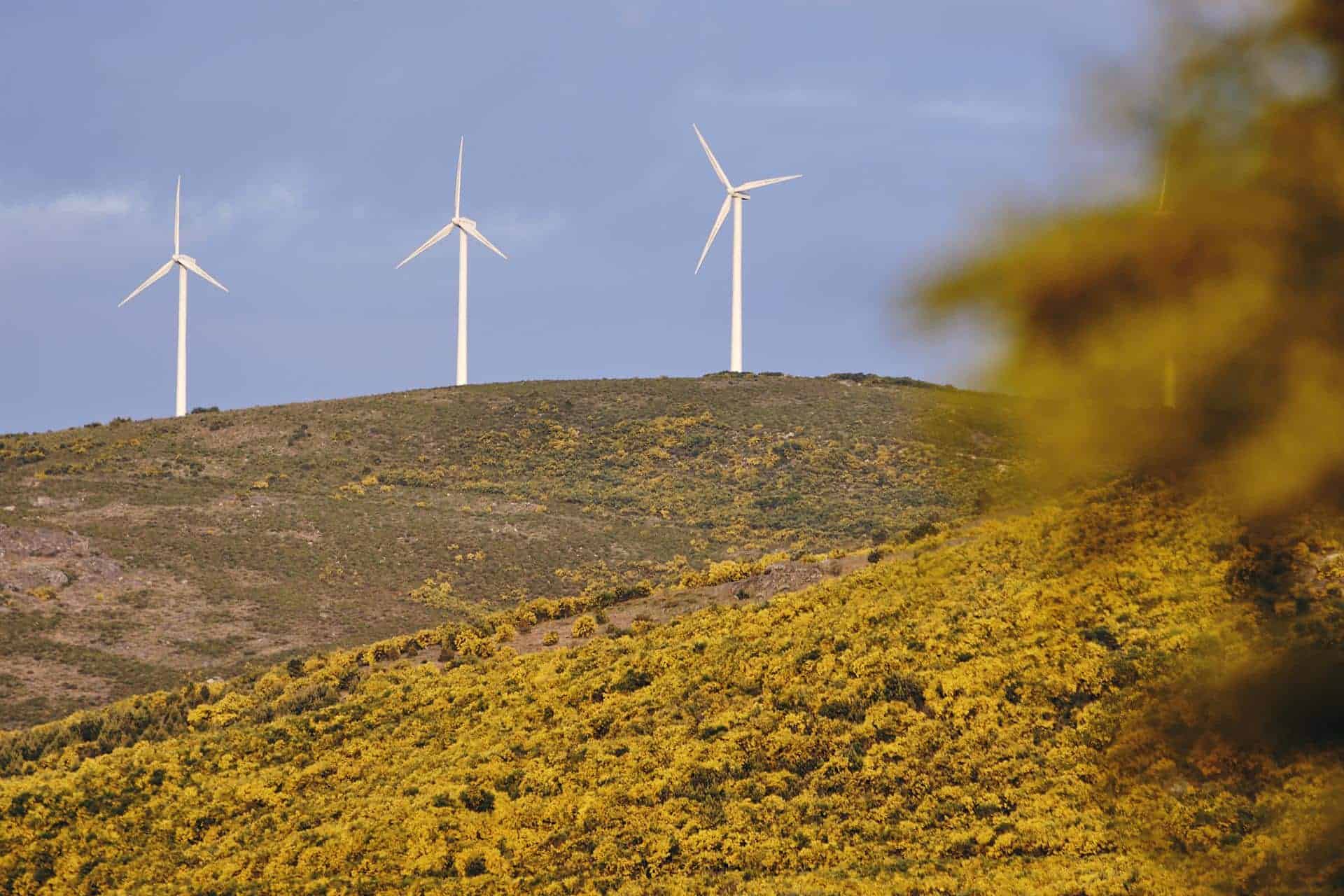 Aerogeneradores en el parque eólico de Serra do Larouco, a 31 de mayo de 2023, en Esgos, Ourense, Galicia (España). El mercado transaccional en el sector de las energías renovables en España ha registrado en los cuatro primeros meses del año un - Agostime - Europa Press - Archivo