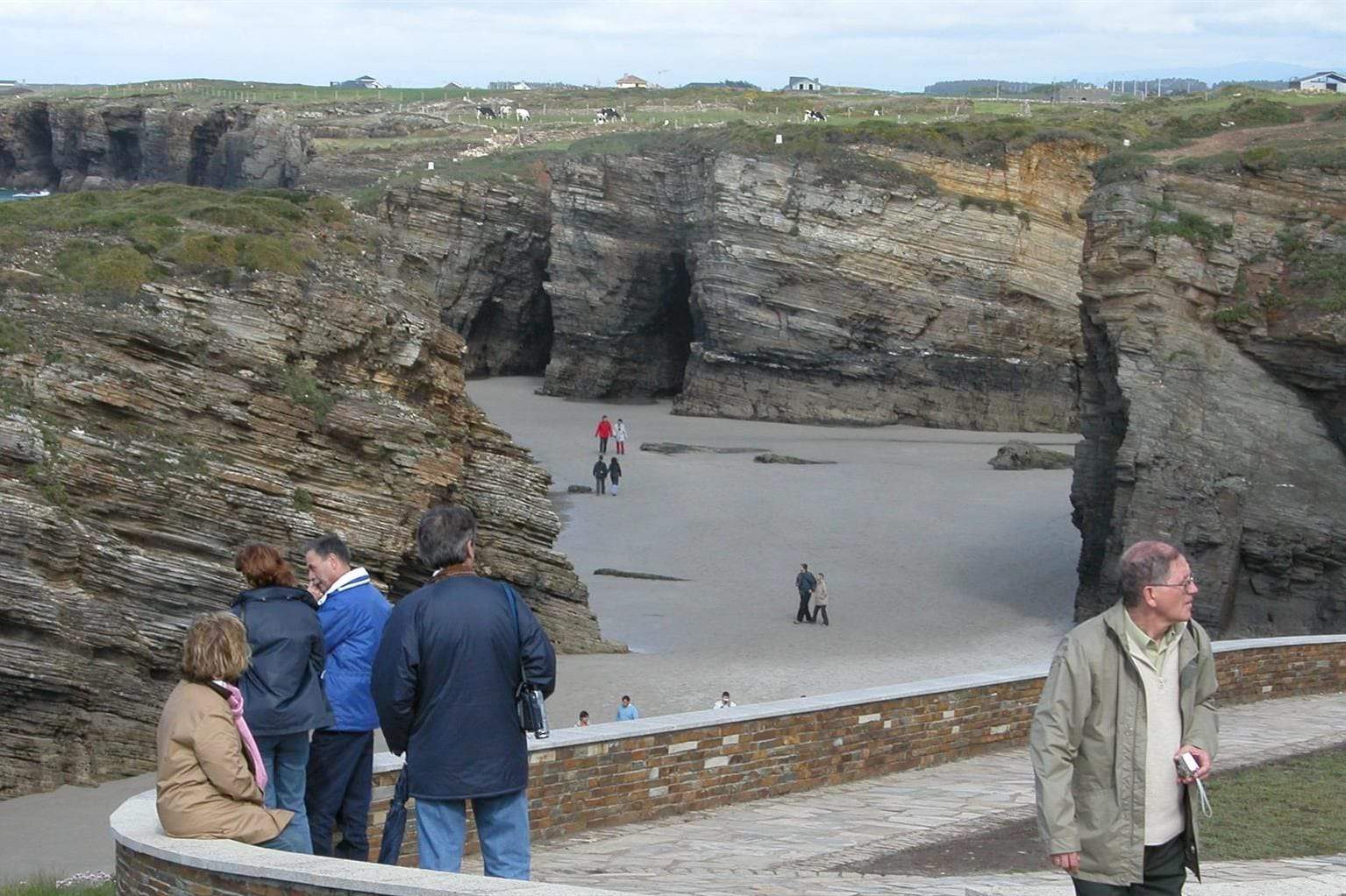 Imagen de archivo de visitantes en la playa de As Catedrais en Ribadeo | EP