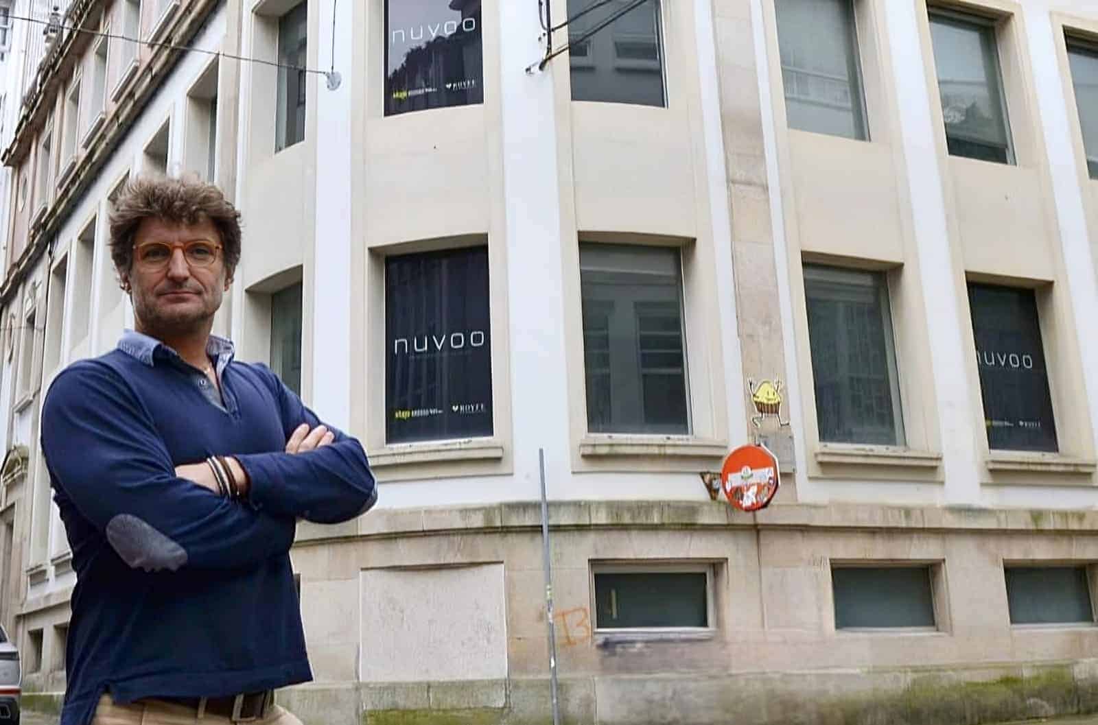 Fernando Rodríguez, de Nuvoo, frente a la sede del antiguo Banesto | ENFOQUES