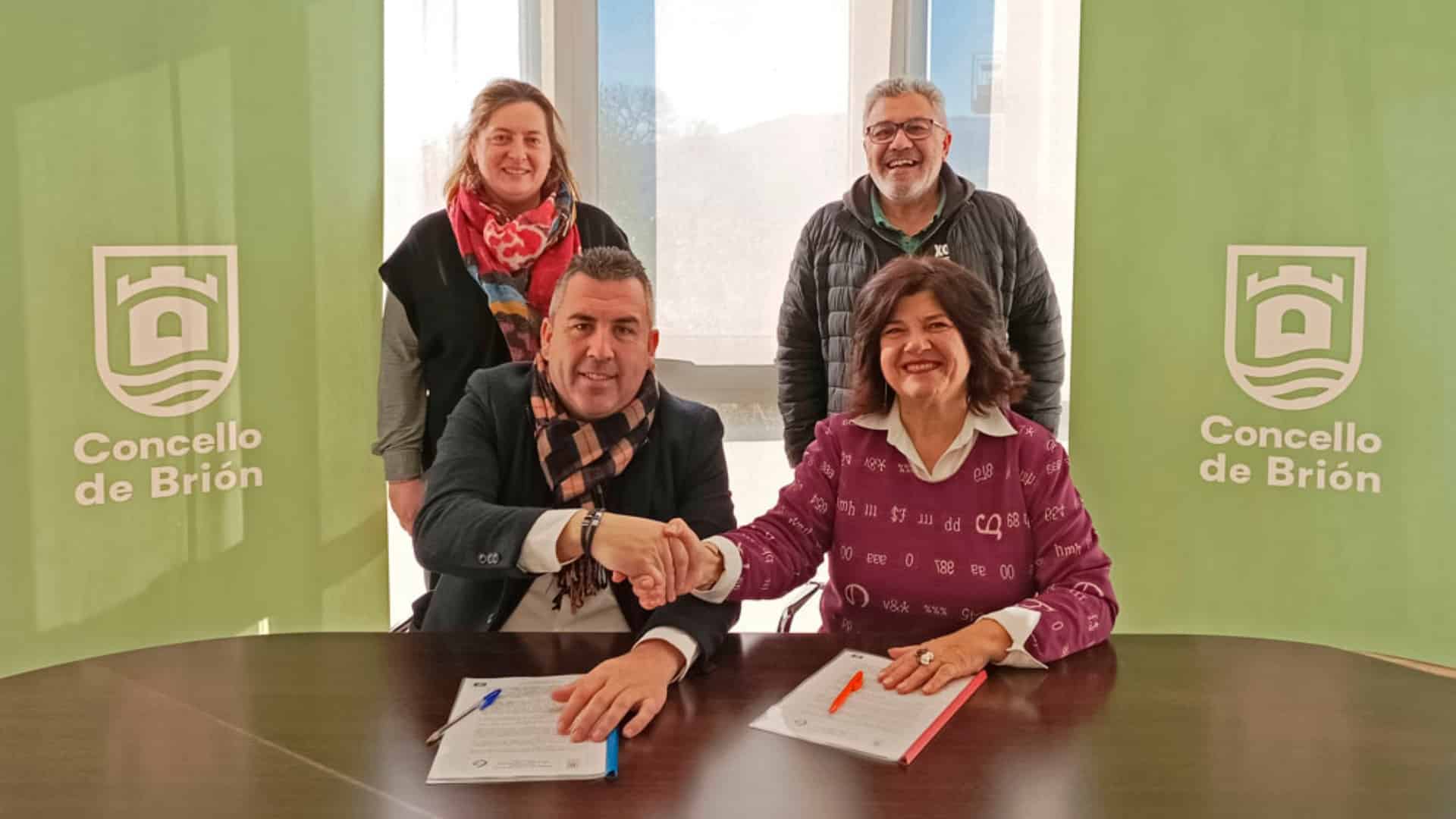 La firma del acuerdo para la celebración de Fegateatro en Brión | CONCELLO DE BRIÓN