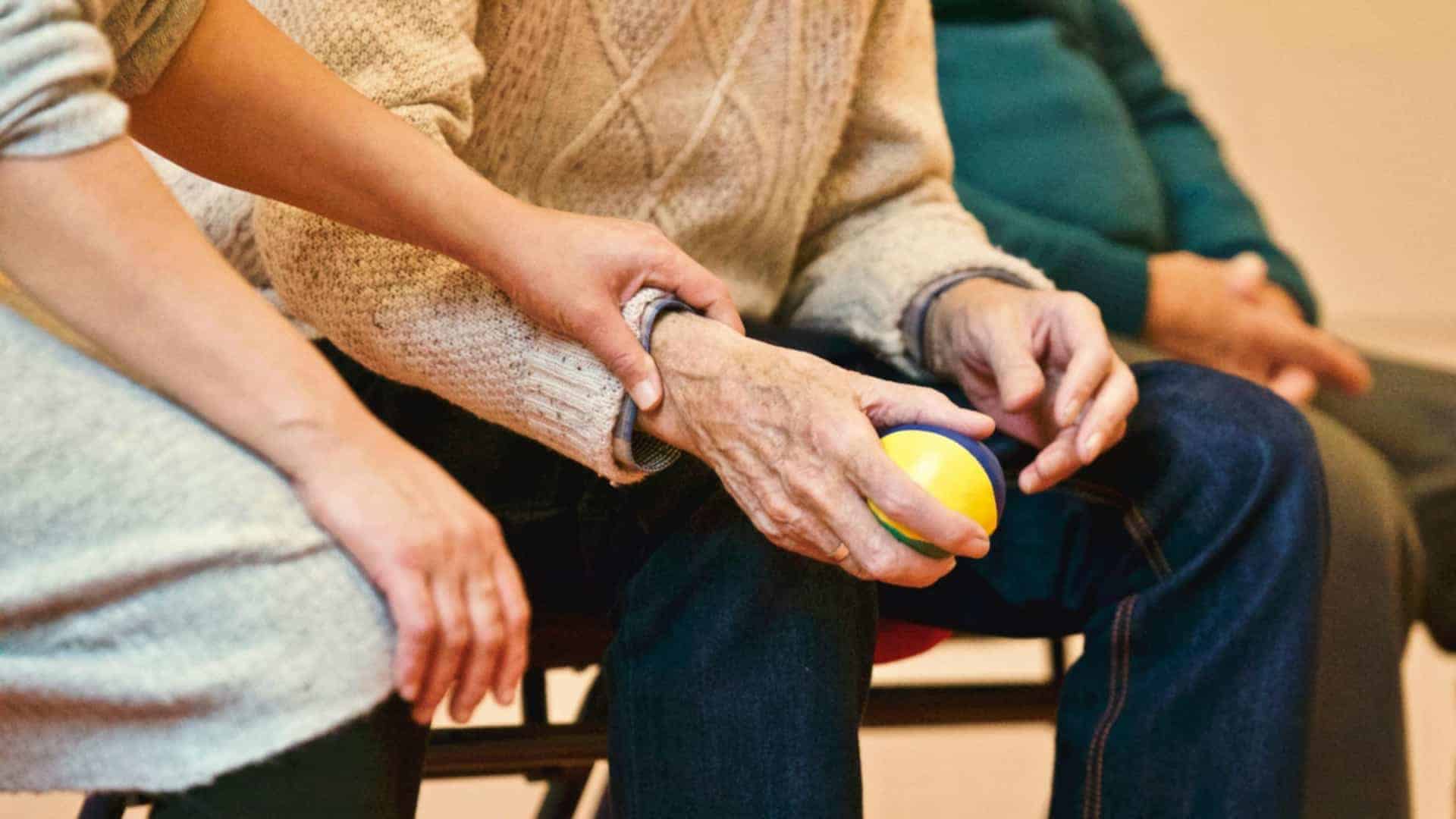 Imagen de archivo de una persona mayor con una cuidadora | PEXELS