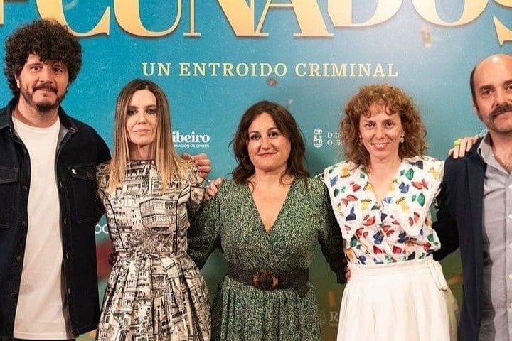 Iolanda Muiños, en el medio, en una presentación promocional de "+Cuñados" | CEDIDA