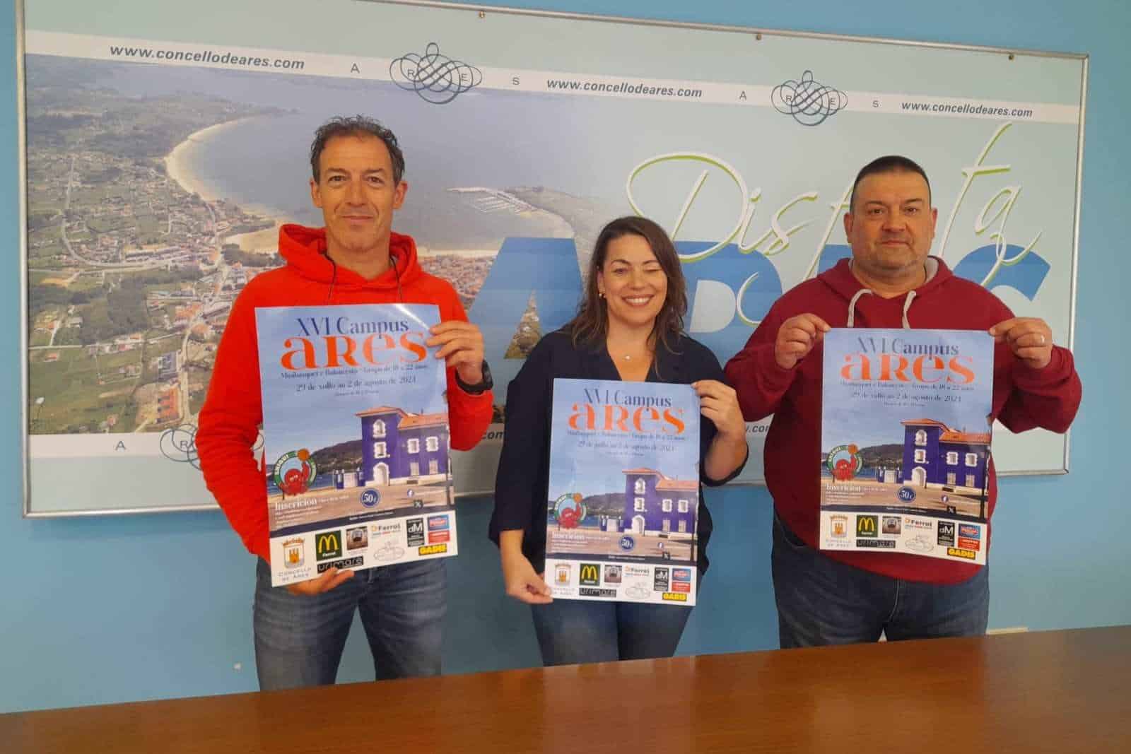 Javier Sánchez, Alma Barrón y Chiqui Barros presentando el Campus Chiquibásquet de 2024 | CONCELLO DE ARES