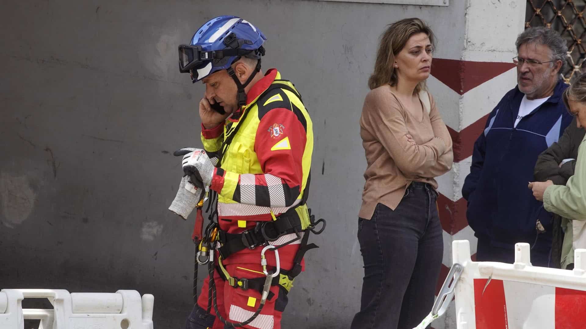 Los concejales Patricia Rodríguez y Javier Pardo, junto a un bombero de Vigo, tras el derrumbe en el que falleció un funcionario del servicio | EP