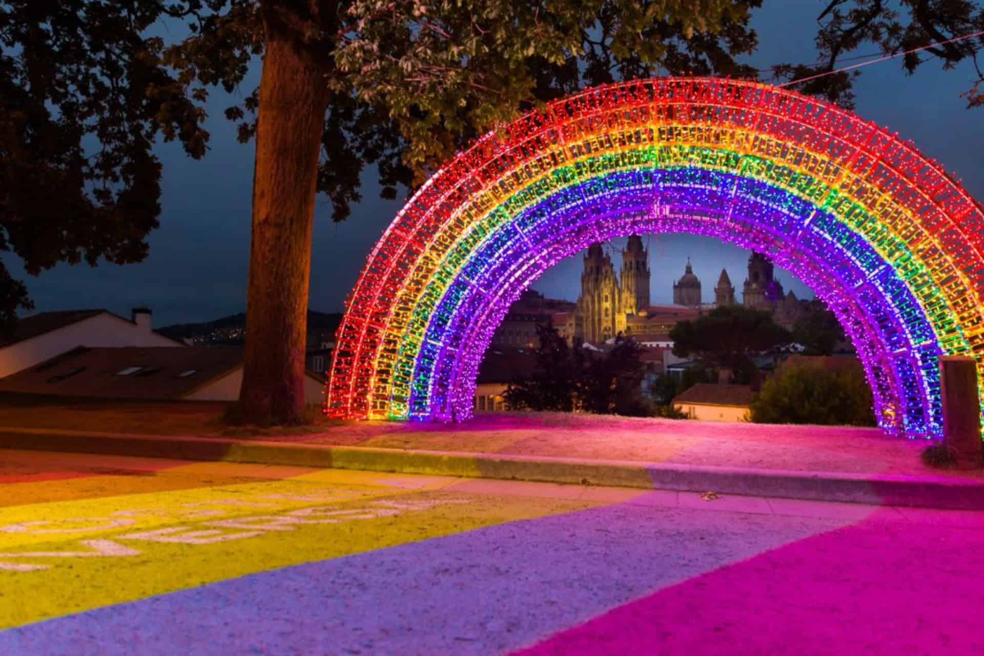 Un arco iris instalado en la Alameda de Santiago con motivo de "Compostela Diversa" | CONCELLO DE SANTIAGO