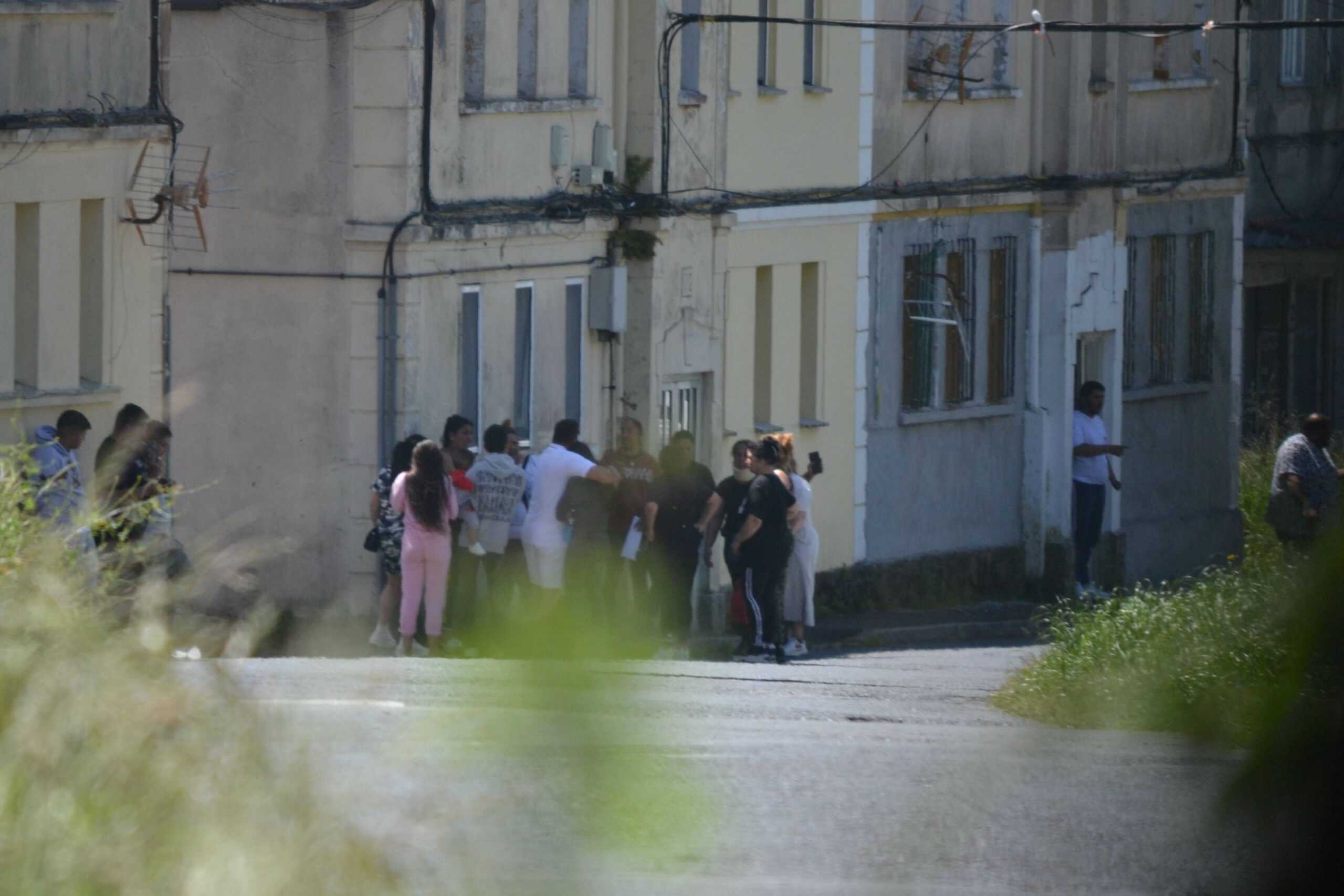 Algunos de los vecinos del barrio reunidos tras los registros policiales | ENFOQUES