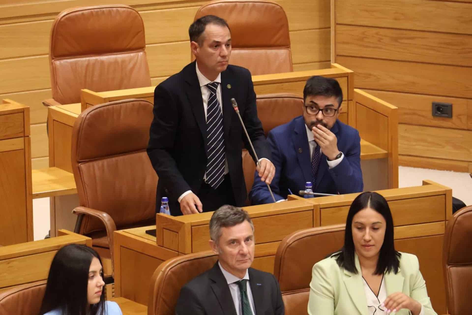 La toma de posesión del diputado del PP Juan Manuel Casares en el Parlamento de Galicia | EP